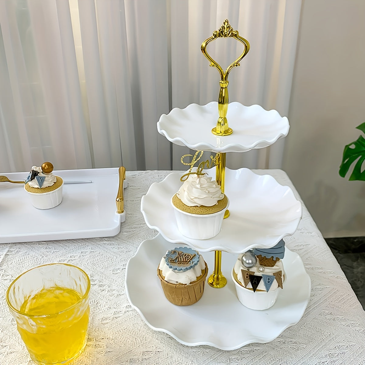Soporte para pasteles de 3 niveles en verde y blanco elegante con detalles en oro para postres y eventos