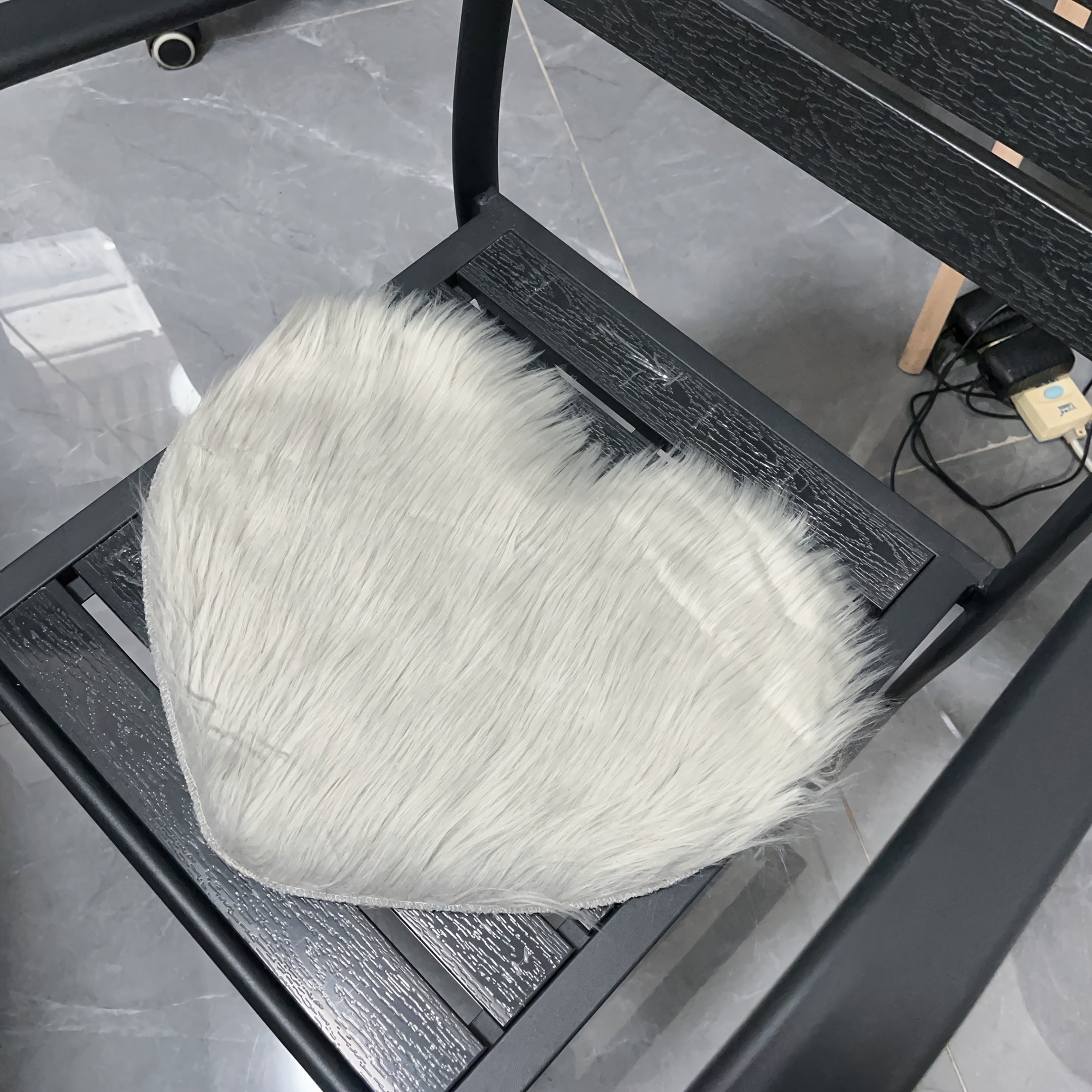 Yurak shaklidagi yumshoq plyus soha to‘r uchun ichki foydalanish uchun ideal, yashash xonasi, yotoqxona, sevgililar kuni va Yangi yil sovg‘asi uchun