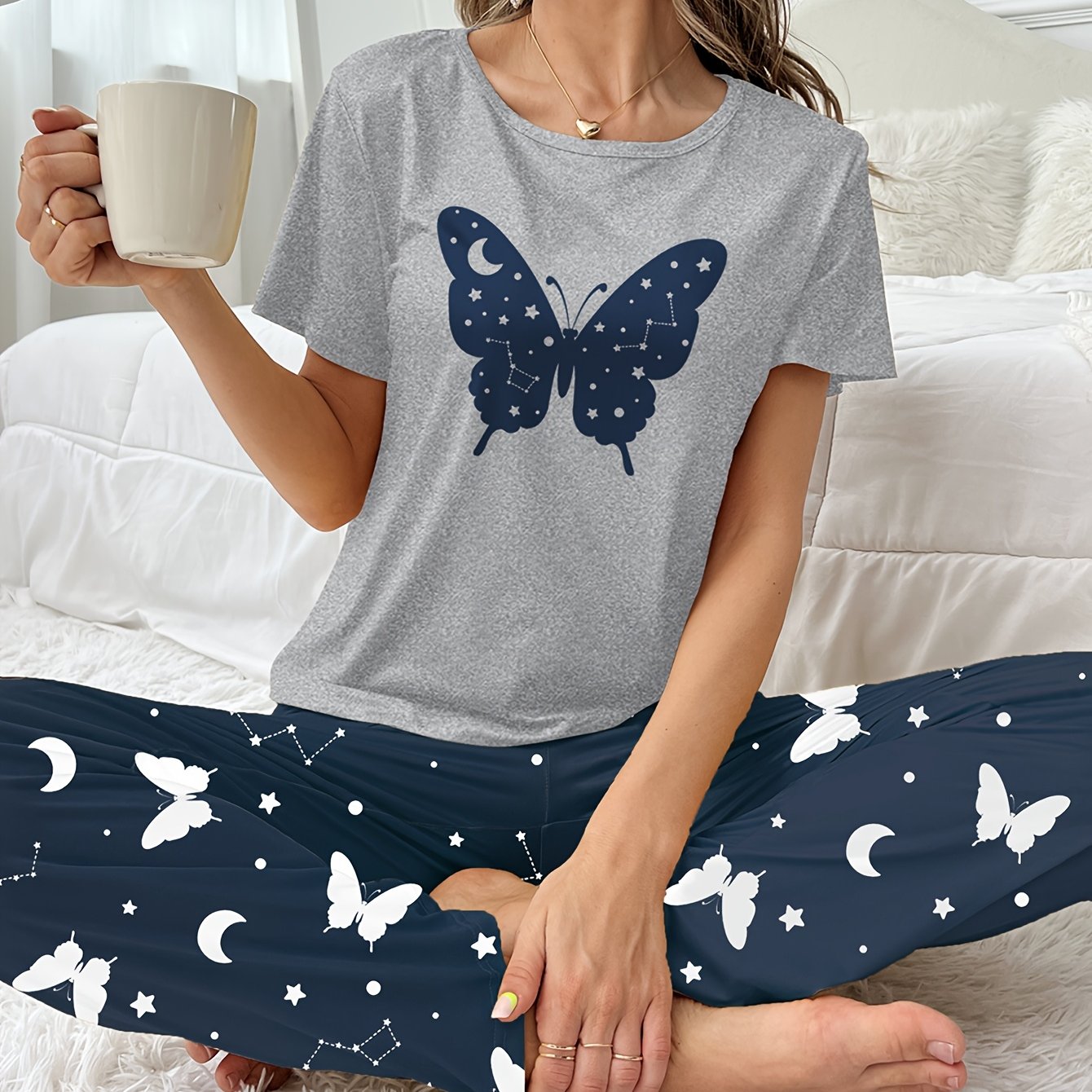 Ayollar uchun kapalak naqshli pijama to'plami, qisqa yengli yuqori va elastik shimlar bilan.