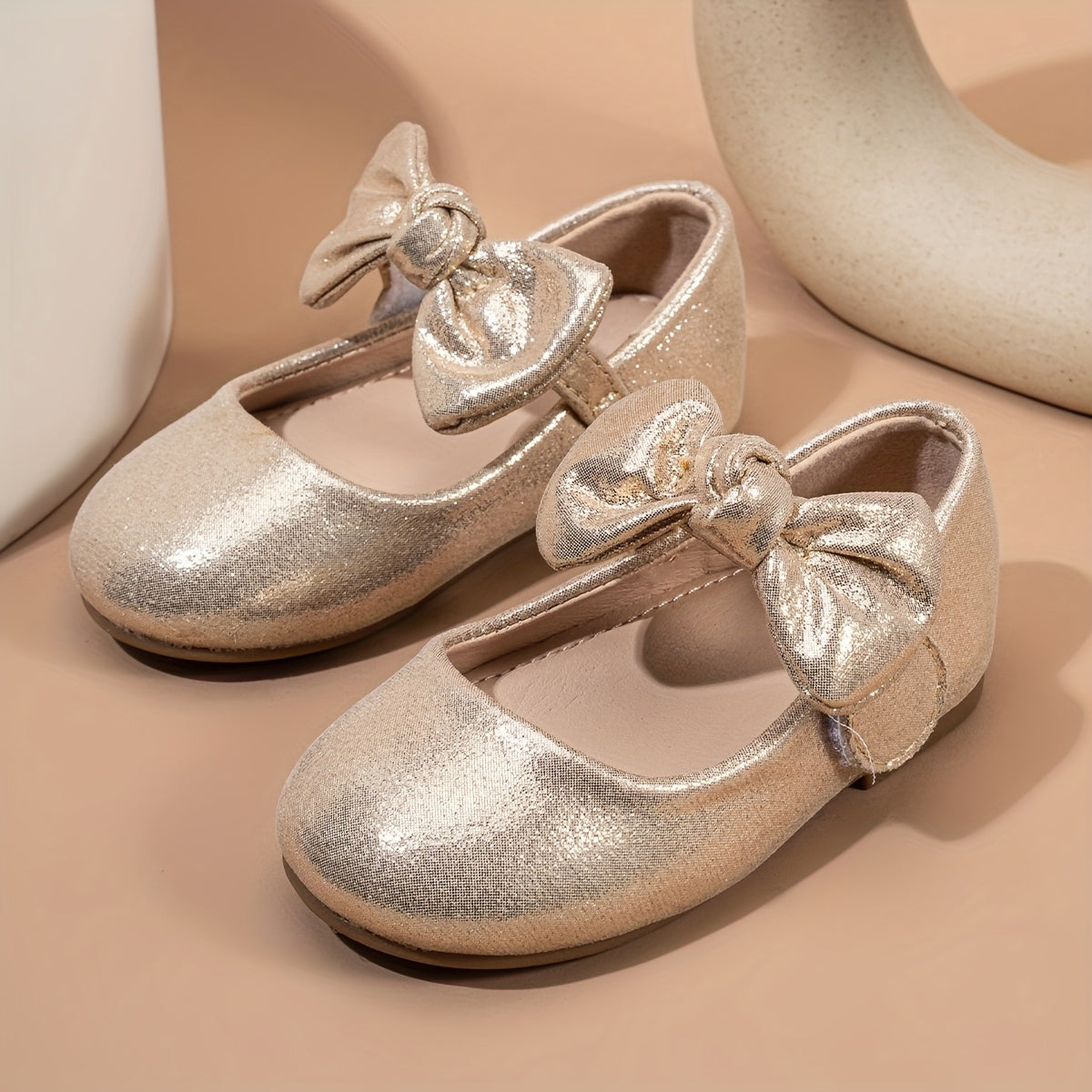 Qizlar uchun zamonaviy kamon tugmachali tekis poyabzal, partiyalar va bayramlar uchun mukammal