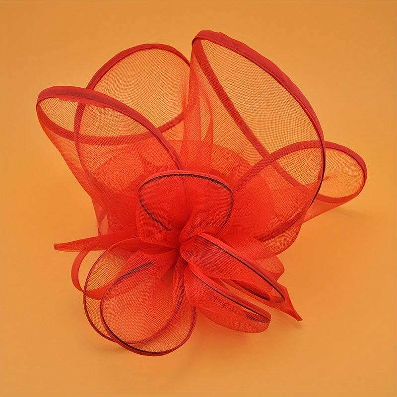 To'ylar va partiyalar uchun klip bilan qora va oq tarmoq gul fascinatori