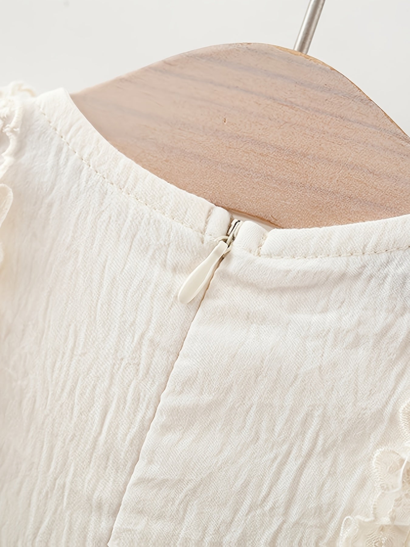 Qizlar uchun bej rangli yelkasiz malika ko'ylagi, dantel bezak va qirrali yubka, paxta aralashmasi, yozgi partiyalar va norasmiy chiqishlar uchun mukammal, mos keladigan somon sumkasi bilan, cho'zilmaydigan mato, yoqimli