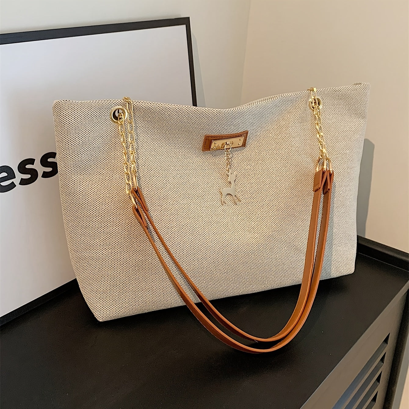 Сумка-тоут из полиэстера для женщин с подвеской в виде оленя, регулируемым ремнем, застежкой на молнии, окрашенными краями и стилем мессенджера.