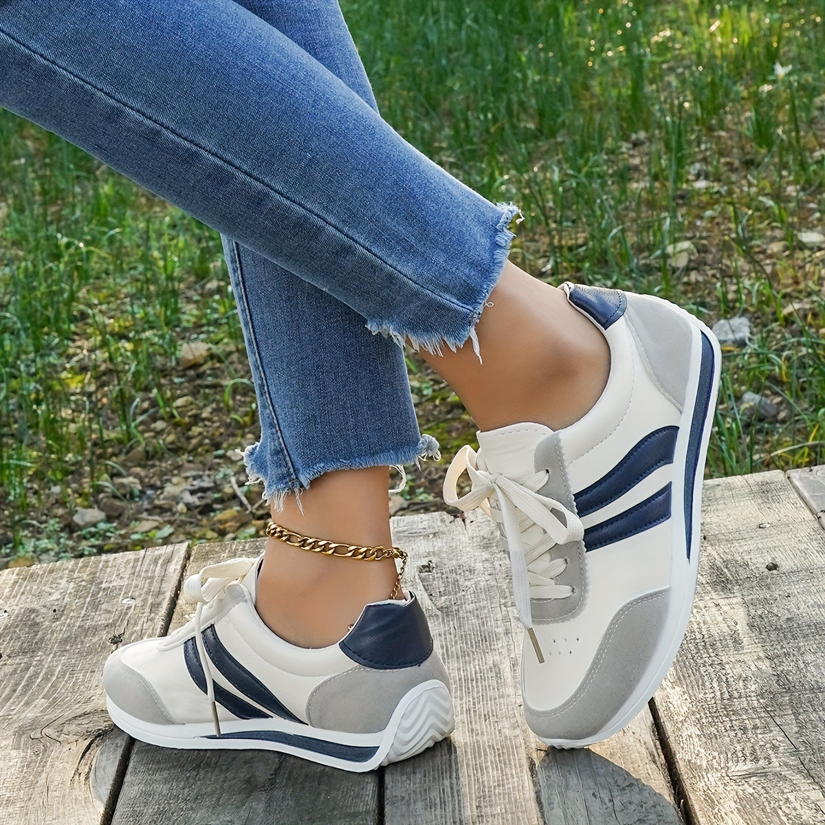 Women's Casual Lace-Up Sneakers Breathable Low-Top Running Shoes White