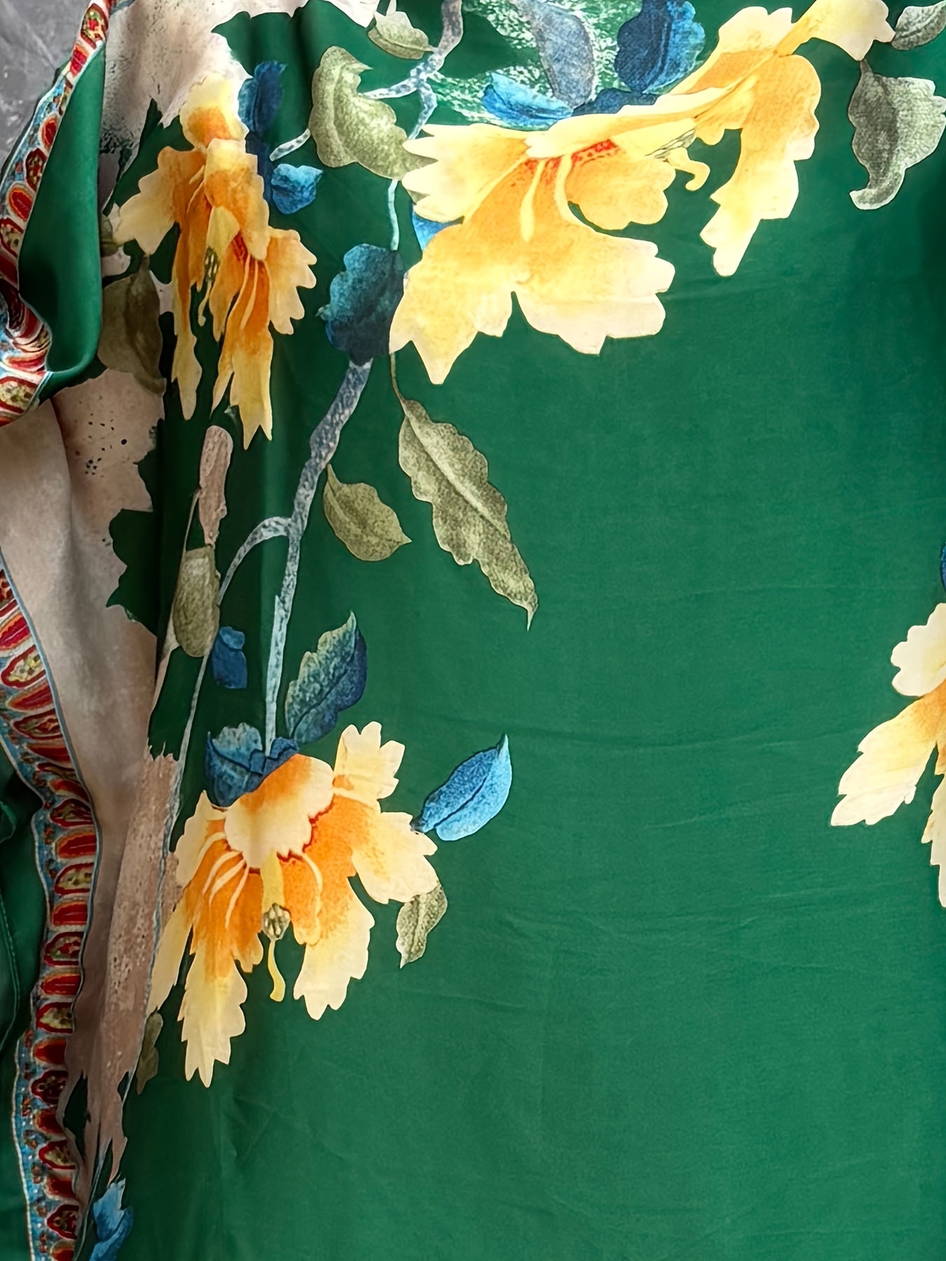 Plus o'lchamli maxi kaftan kiyi gullar bilan bosilgan, oqimli va qulay ayollar uchun