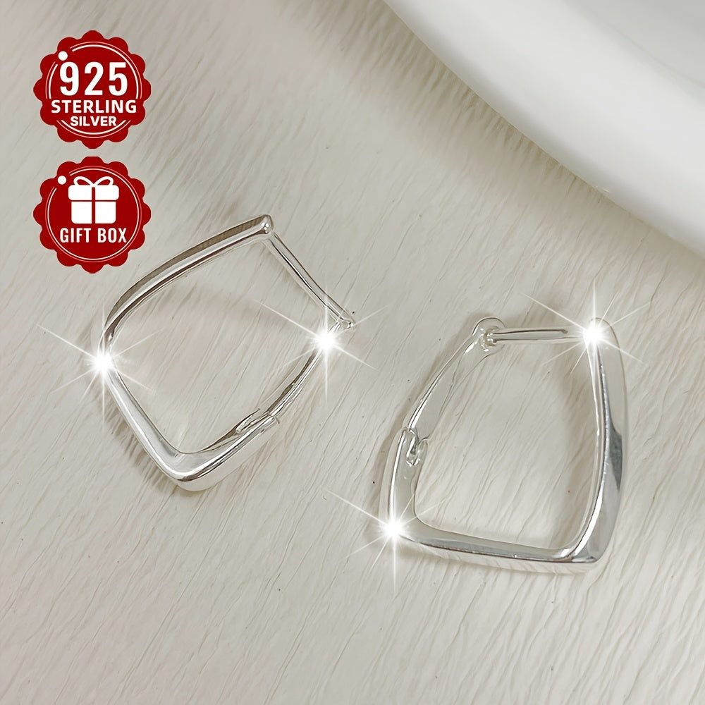 Ushbu ayollar uchun zamonaviy sirg'alar yuqori sifatli 925 sterling kumushdan tayyorlangan bo'lib, zamonaviy geometrik dizaynga ega. Har kuni kiyish, tashqariga chiqish va ijtimoiy yig'ilishlar uchun mukammal. Har bir sirga taxminan 1.82g og'irlikka ega.