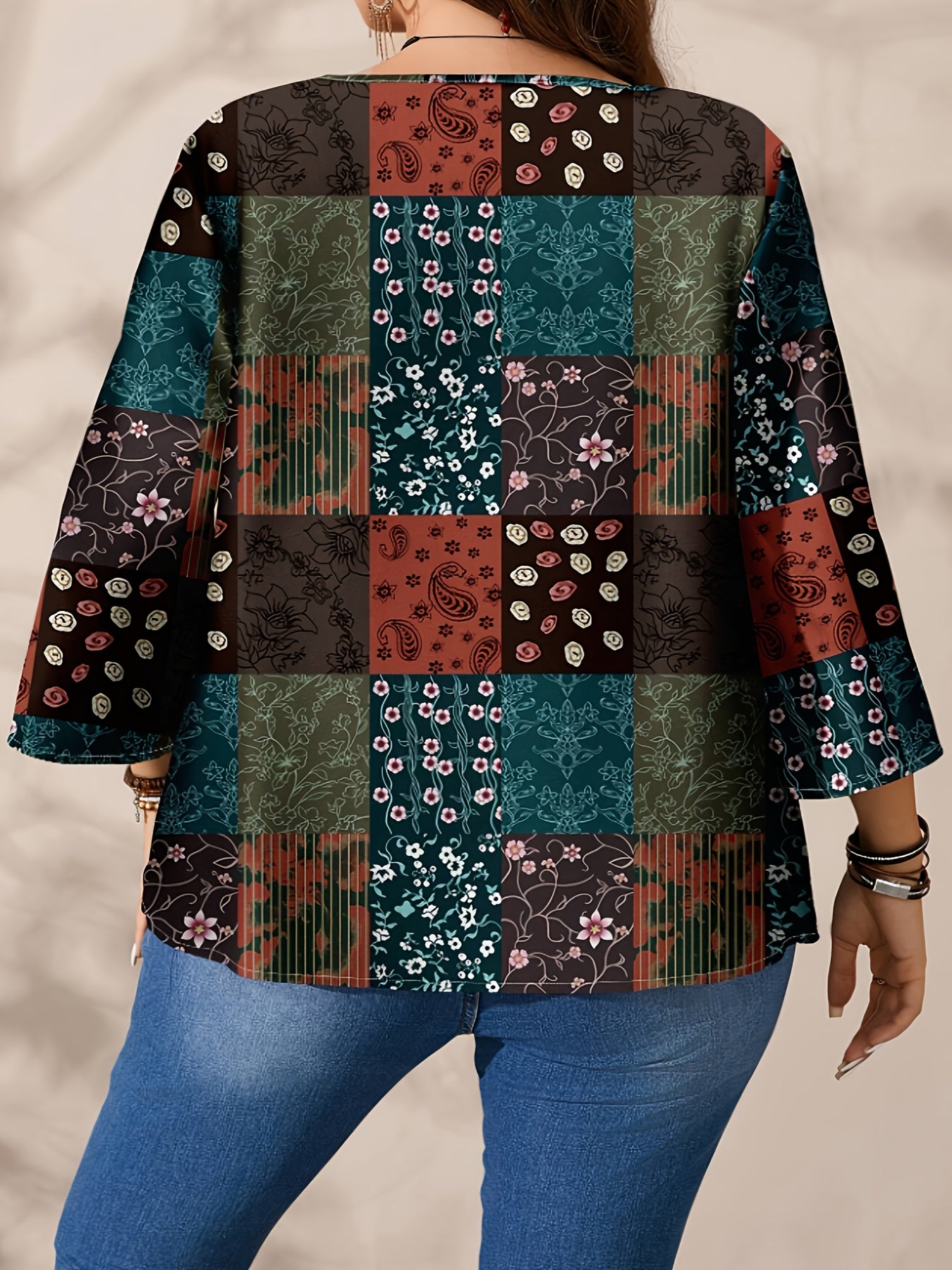 Plus o'lchamli ayollar uchun gul bosma linen bluzka, rang blok va 3/4 uzunlikdagi ko'krak qismlari bilan