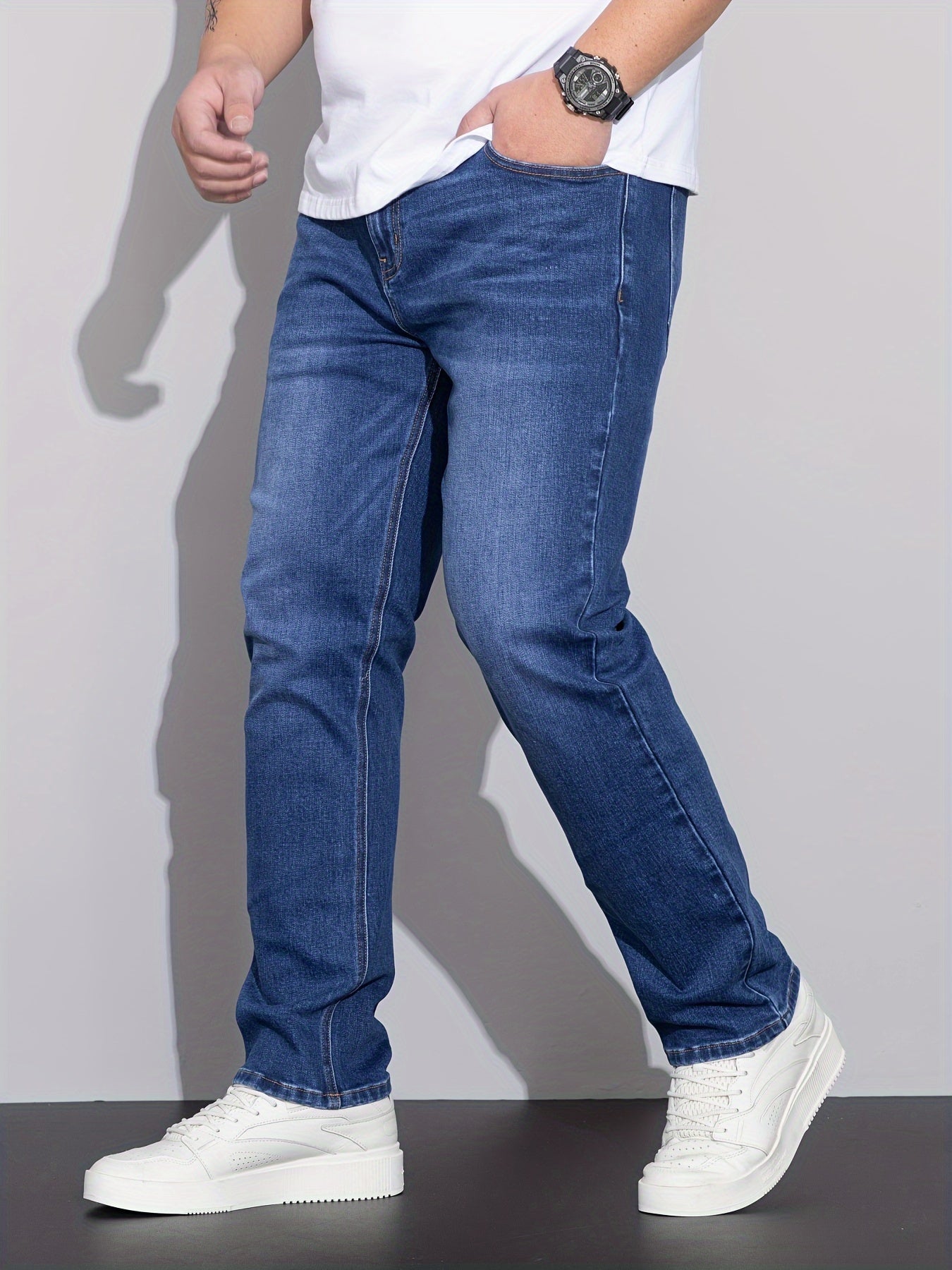 Erkaklar uchun plussiz denim jinsi shimlar, qulay cho'zilish bilan to'g'ri oyoq shimlar, 65% paxta, 33.7% poliester va 1.3% spandeksdan tayyorlangan mustahkam rangli yuvilgan asosiy kiyimlar. 370g/m² to'qilgan mato xususiyatlariga ega.