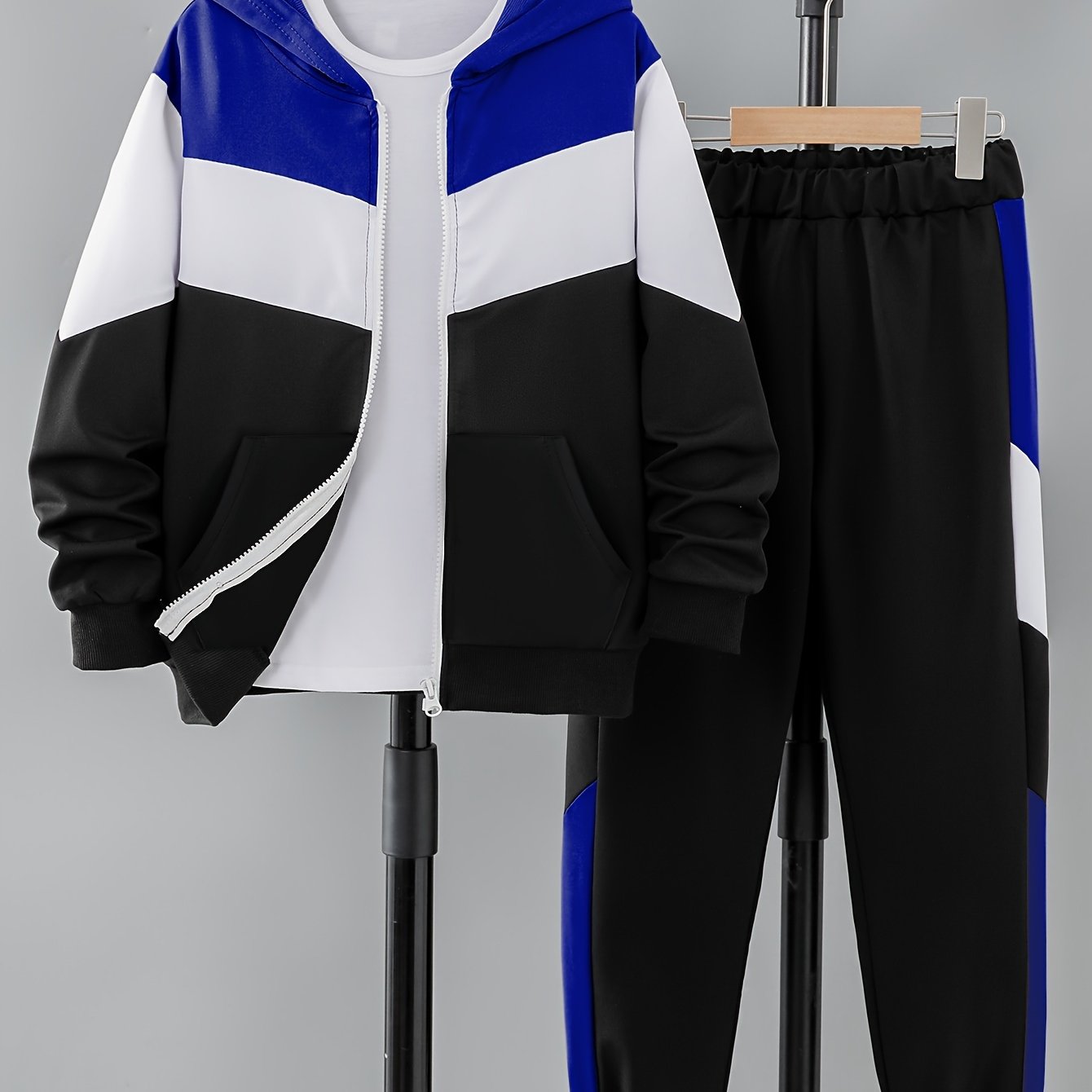 Elastik cho'ziluvchan polyester to'qilgan pullover, rangli blok dizayni bilan. O'g'il bolalar uchun keng fit, bahor/kovak fasllarida ochiq havoda faoliyatlar uchun mukammal. Mos keluvchi shimlar to'plami bilan birga keladi.