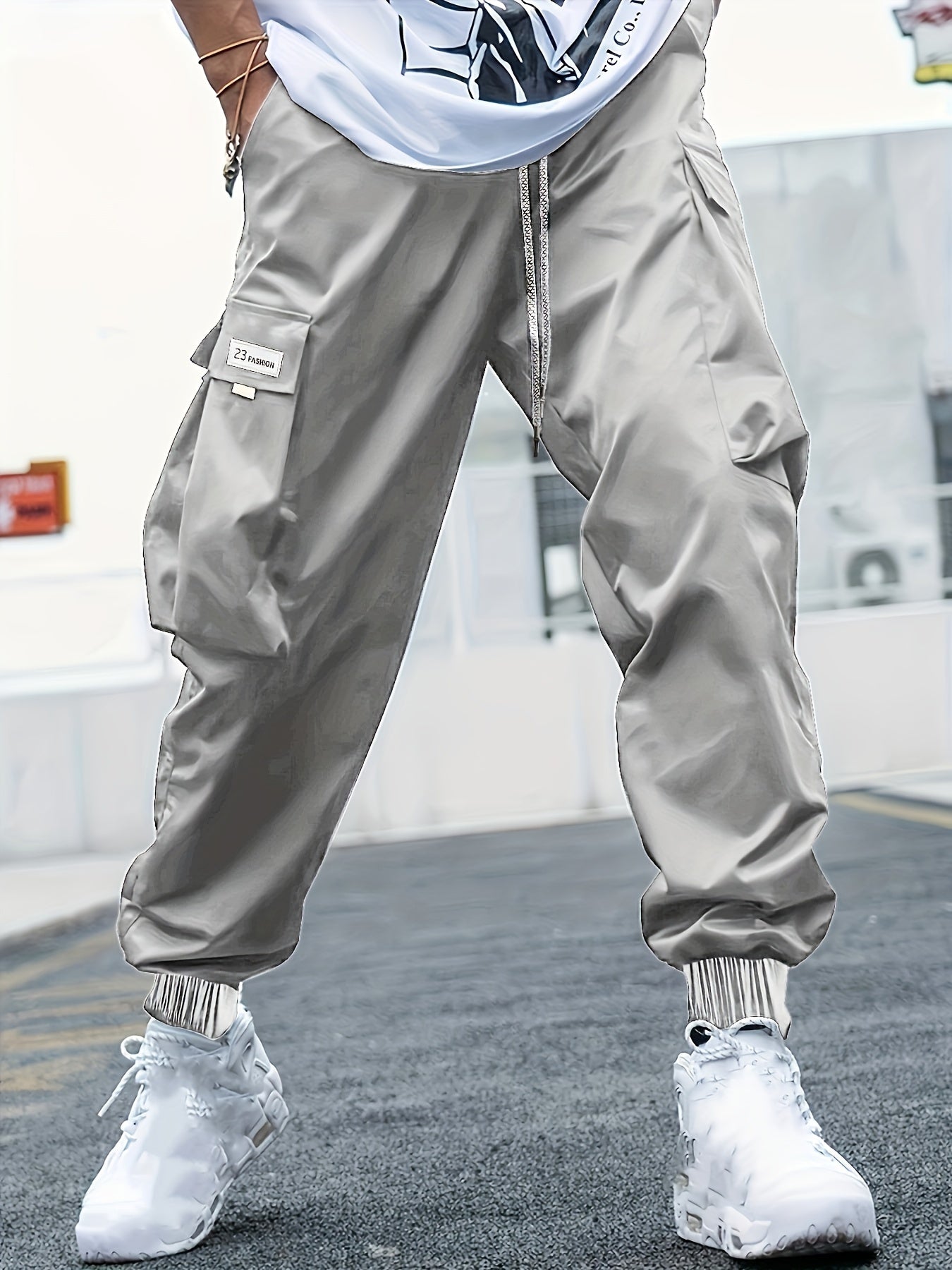 Erkaklar uchun plussizalarda qulay kesimli yuk shimlari. Zamonaviy rang blokirovka tafsilotlari va mustahkam aralash mato, har mavsumda tasodifiy kiyim uchun mukammal.