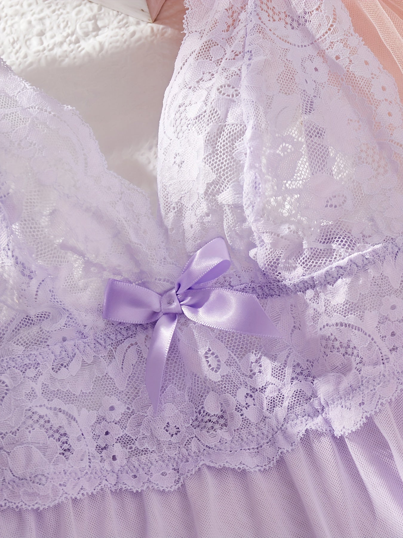 Пурпурное кружевное платье-бэбидол с подходящими стрингами.