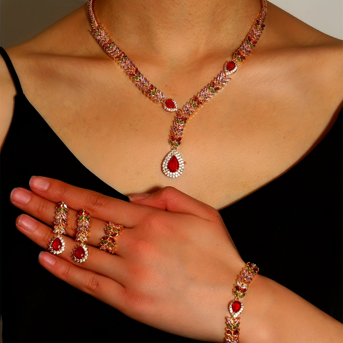 Ushbu nafis Vintage 24K oltin qoplamali mis zargarlik to'plami ajoyib zirconia mozaika tafsilotlari bilan boy Sharq uslubidagi bug'doy to'plami dizaynida, ayollar uchun maxsus tayyorlangan. To'plamga marjon, bilaguzuk, uzuk va sirg'alar kiradi.