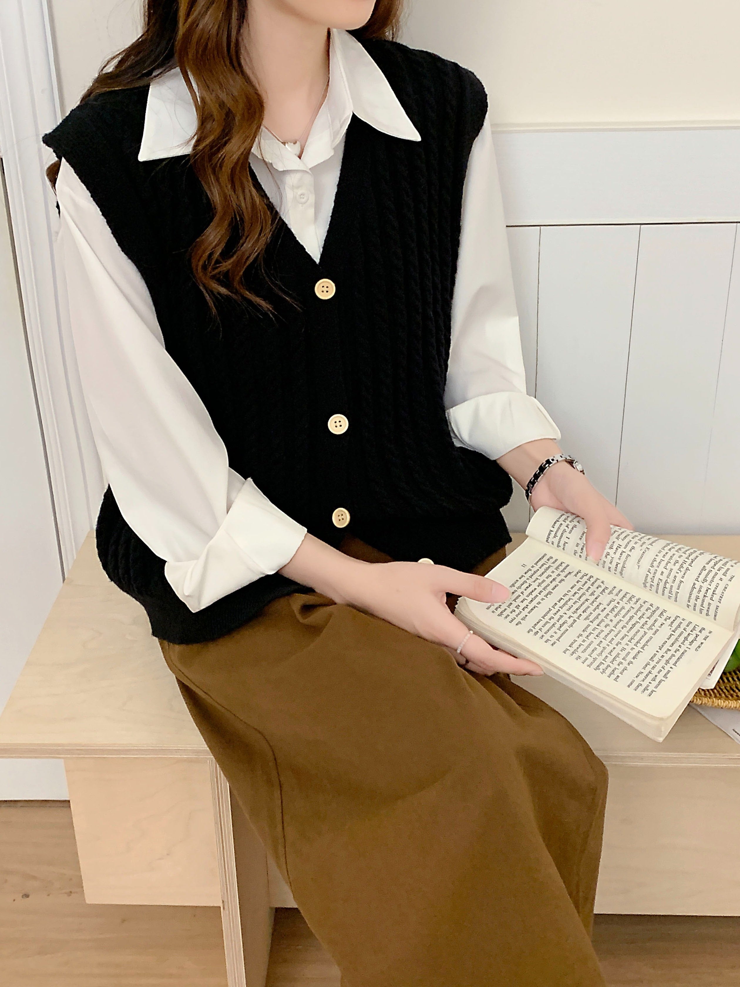 Chaleco de punto sin mangas para mujer con escote en V en crema suave con botones decorativos para uso casual