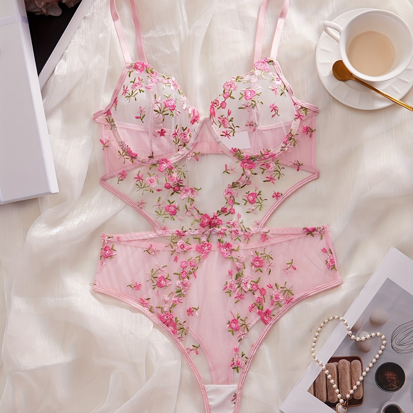 Qora rangli zamonaviy bodysuit, qizil gullar bilan bezatilgan, V-shakl, yuqori bel, va shaffof to'r mato. Ayollar uchun mukammal, faqat qo'l bilan yuvish.