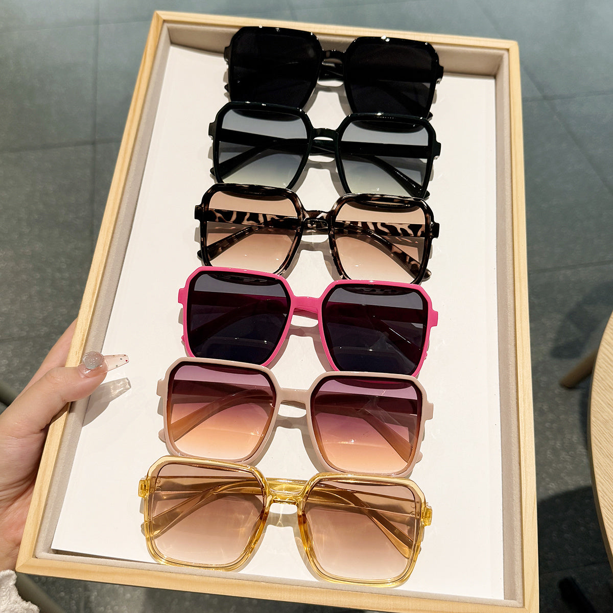 6-ta qismli katta moda ko‘zoynaklar to‘plami, anti-refleksli PC linzalar bilan, sayohat va festival uchun