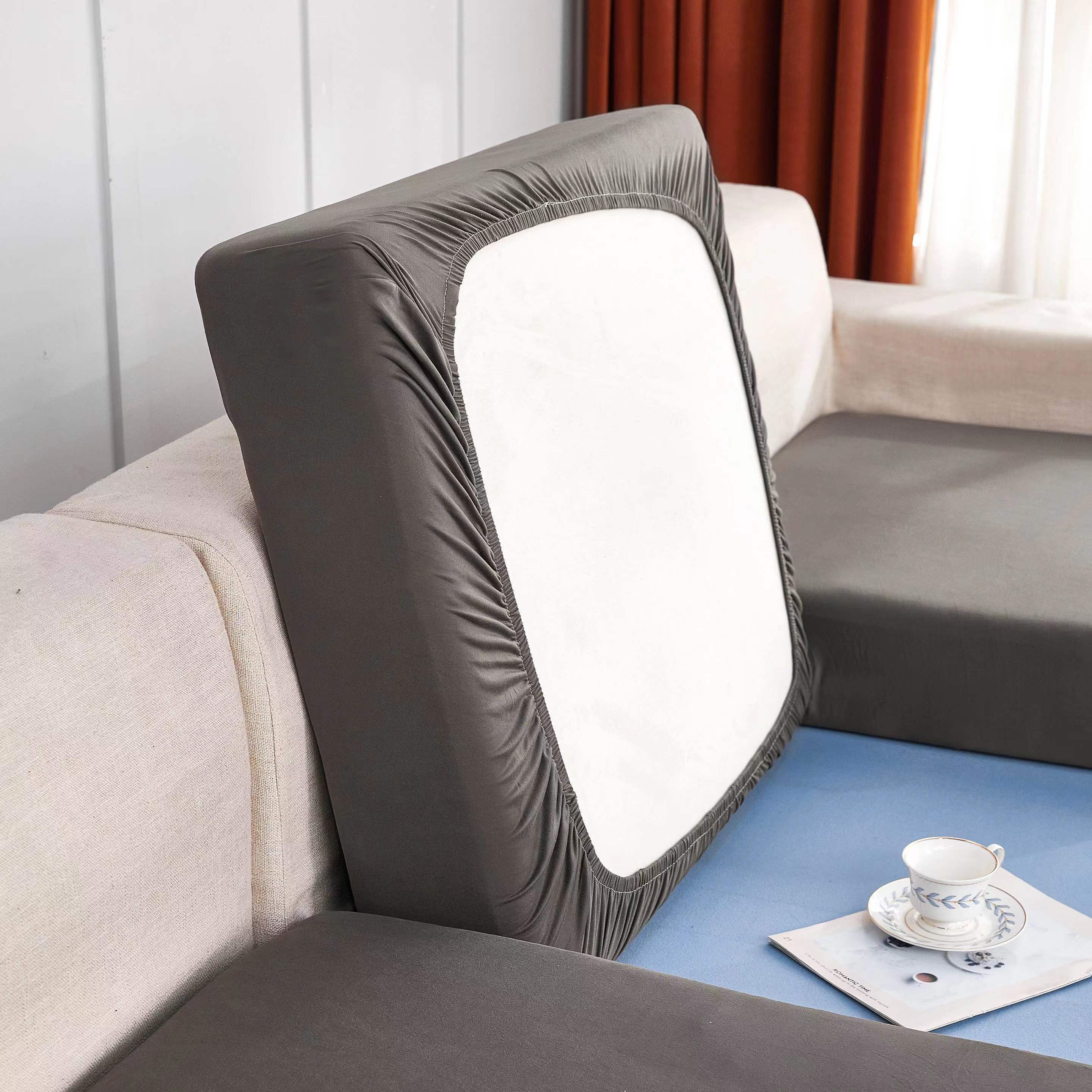 Elastik pastki bilan cho'ziladigan divan yostiq qoplamasi, yashash xonasi divanlarida oson olib tashlash va chizish qarshiligi uchun mo'ljallangan.