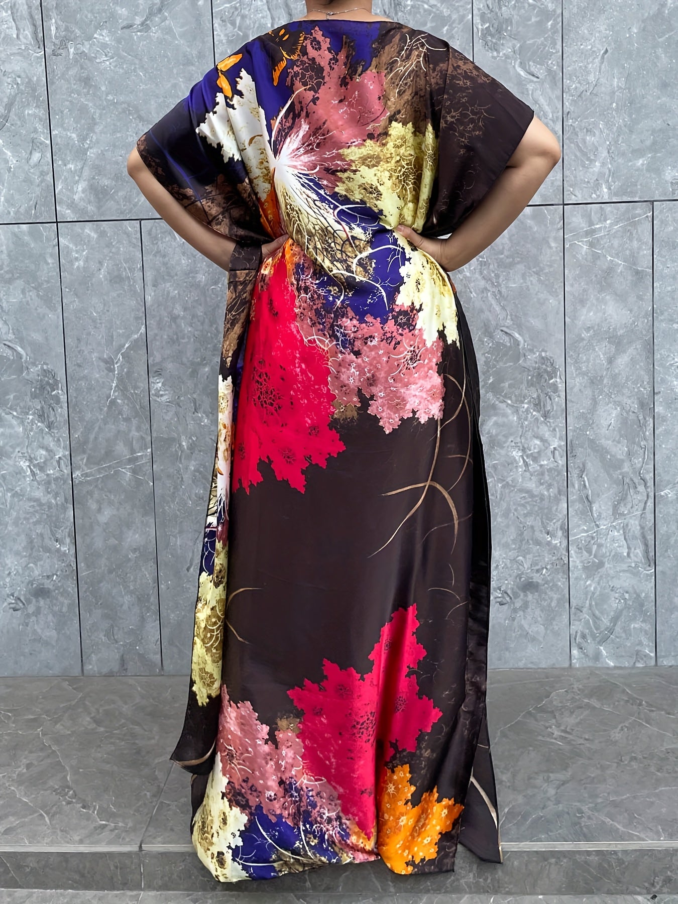 Ayollar uchun kattaroq o'lchamdagi gul naqshli uzun ko'ylak, qisqa qo'llar va sharf bilan