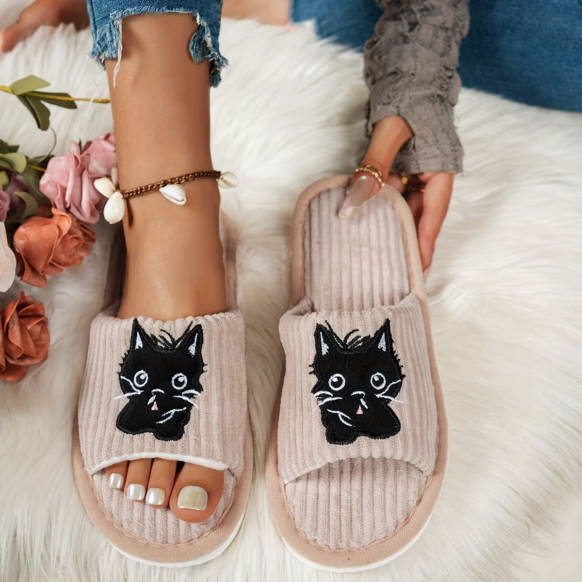 Ayollar uchun mushuk tasviri bilan yopiladigan yopiladigan ichki poyabzal, ochiq barmoqli yumshoq mato ichki poyabzal