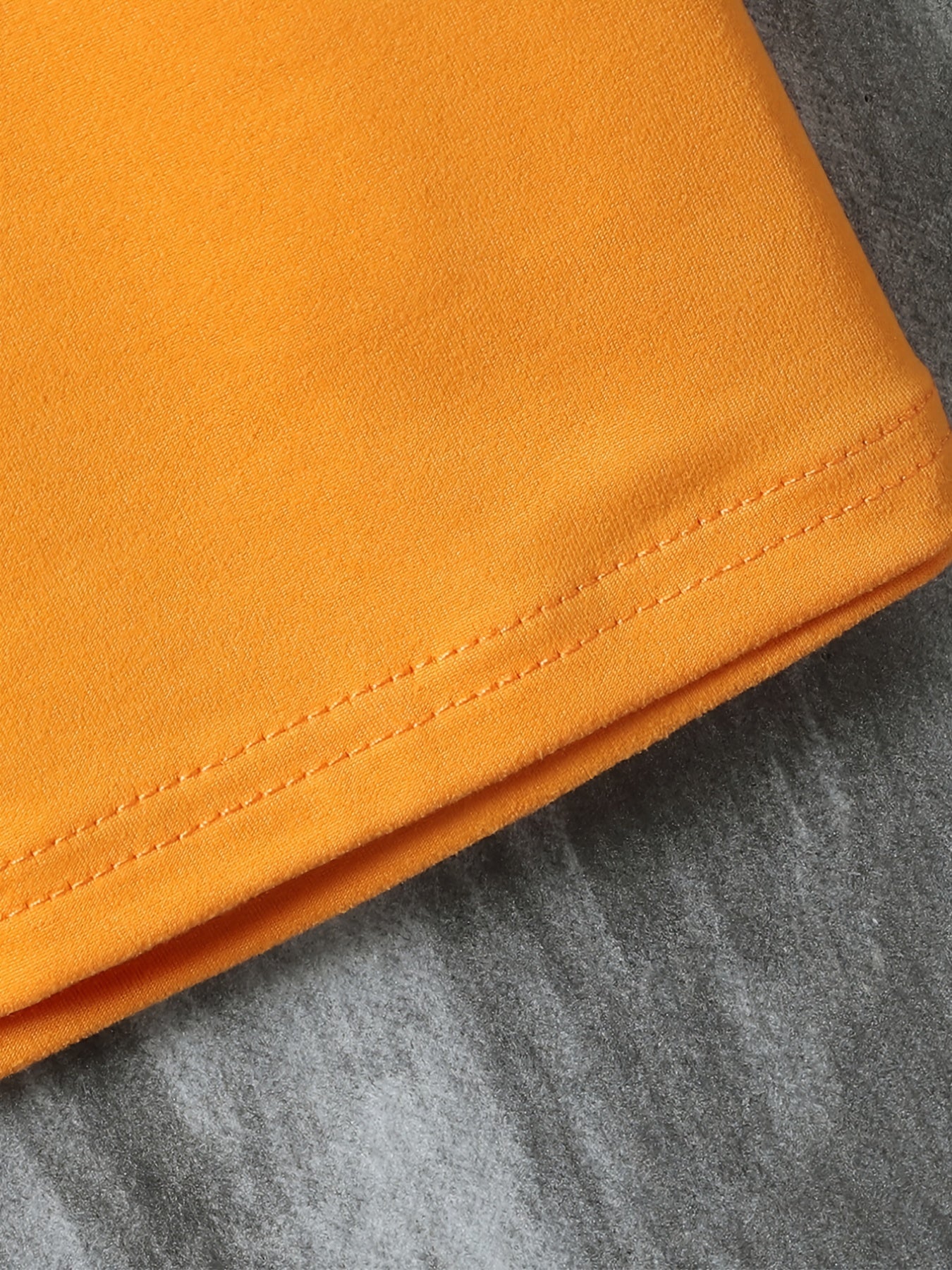 2023 yil bahor-yaz qisqa yengli T-ko'ylak, yosh erkaklar uchun Amerika moda logotipi bosma, yumaloq bo'yin va tasodifiy uslubga ega.