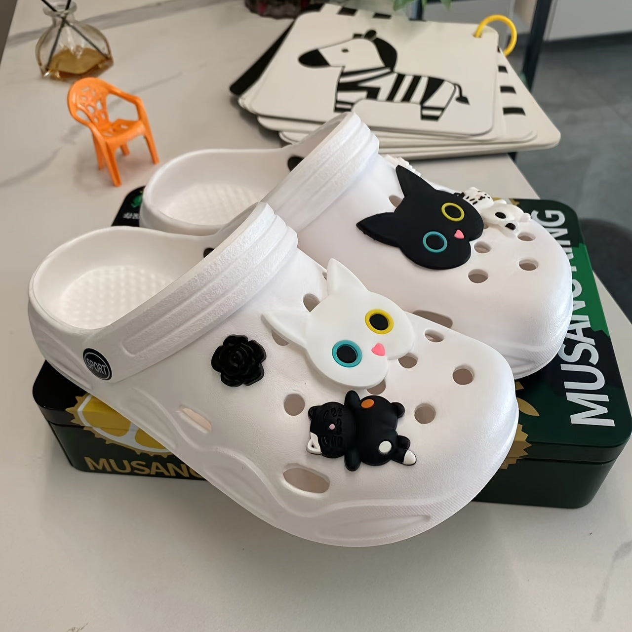 Женские пляжные туфли с милыми кошачьими украшениями, изготовленные из EVA-материала с нескользящей подошвой. Идеально подходят для пляжа, сада и домашней носки. Отличная идея для подарка на праздник. (Аксессуары не включены)