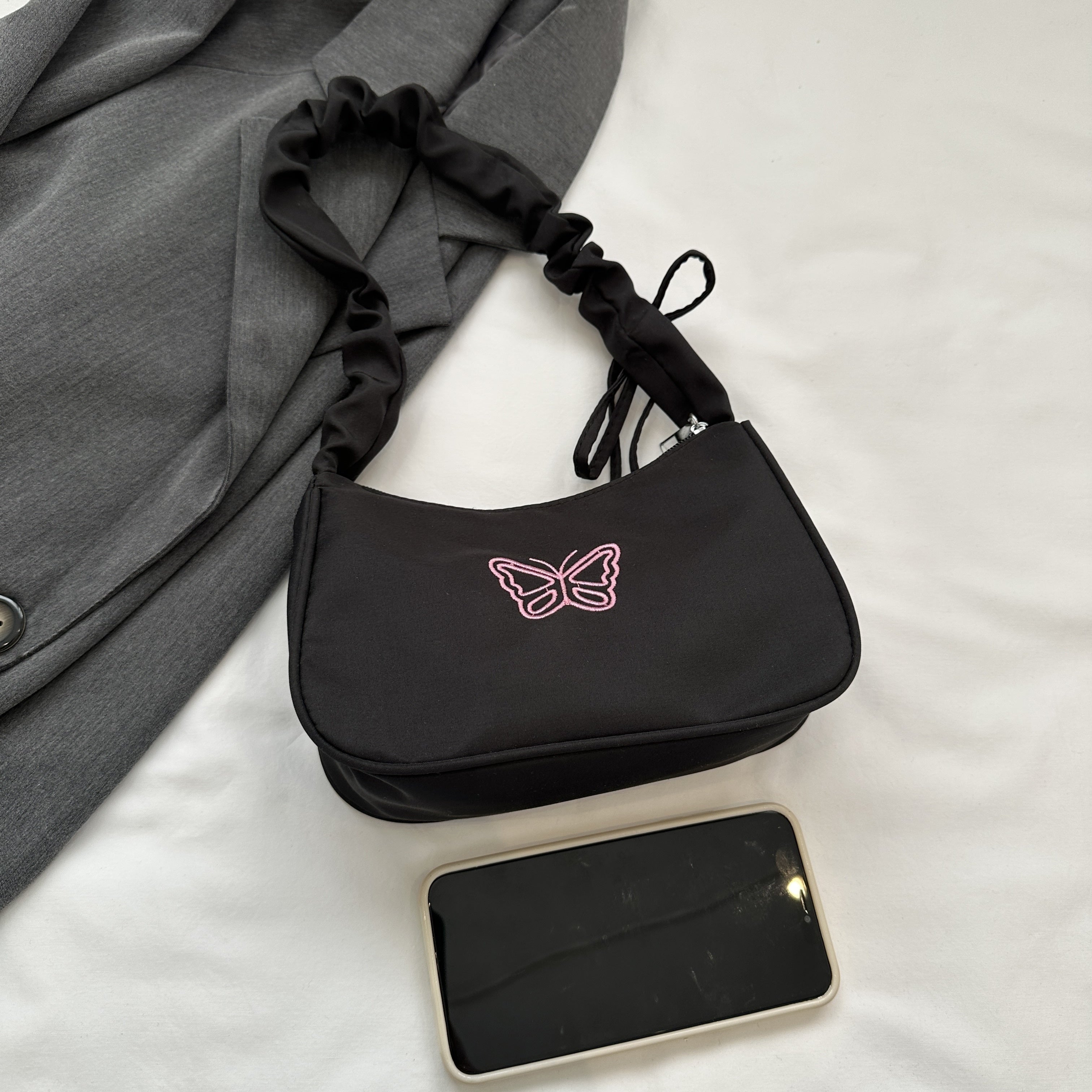 Стильная сумка через плечо с принтом бабочек для женщин, выполненная из повседневной оксфордской ткани с драпированным облачным дизайном, застежкой на молнии и полиэстеровой подкладкой.