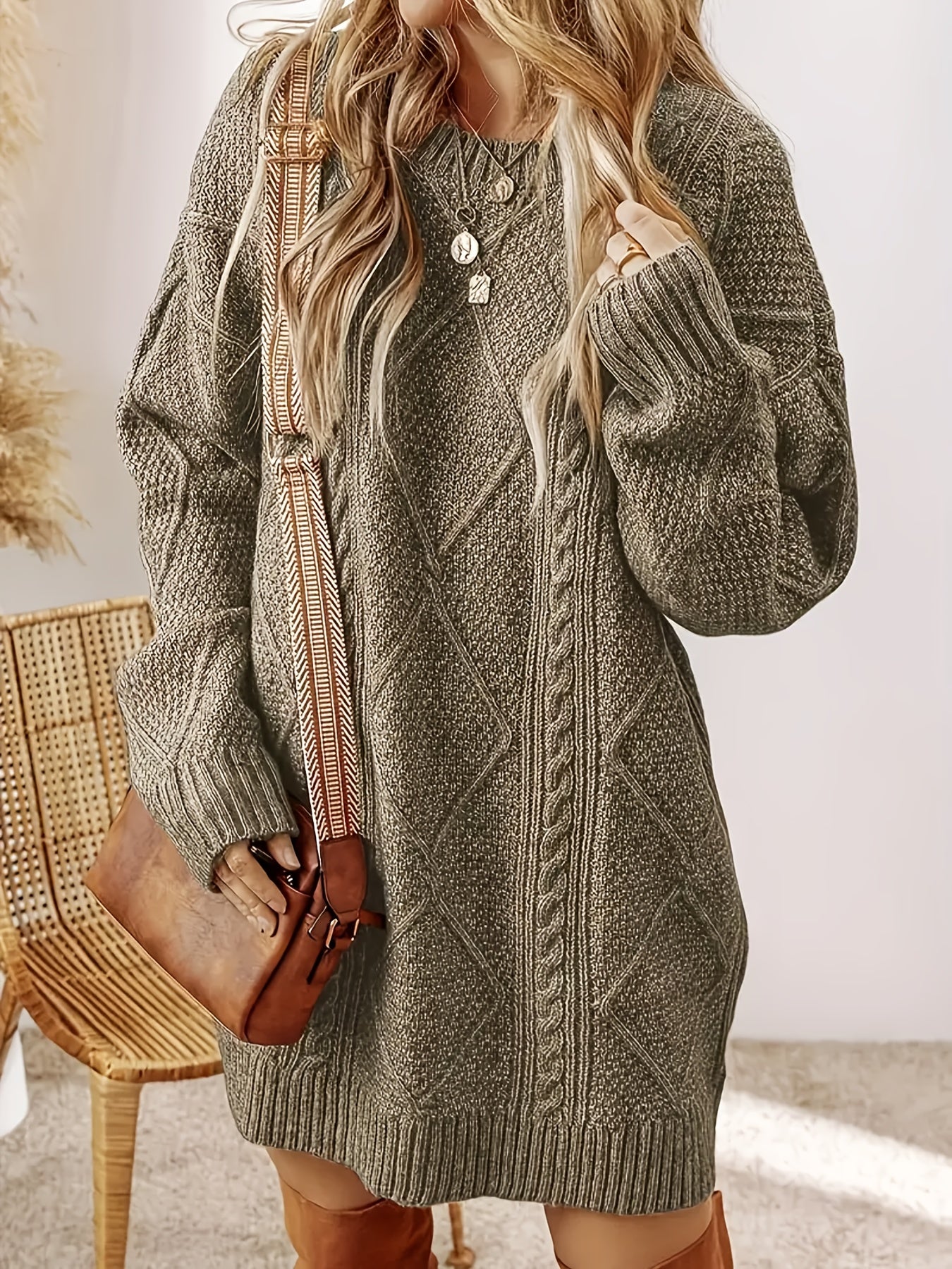 Plus o'lcham ayollar uchun qulay kabel ipli sviter, uzun qolli, bej, kuz-qish