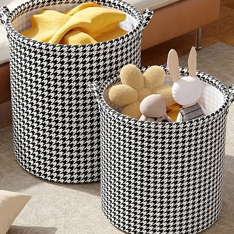 Qo'llari bilan tekislangan kir yuvish savati, kiyimlar, o'yinchoqlar, atıştırmalıklar uchun yig'iladigan, buklanuvchi