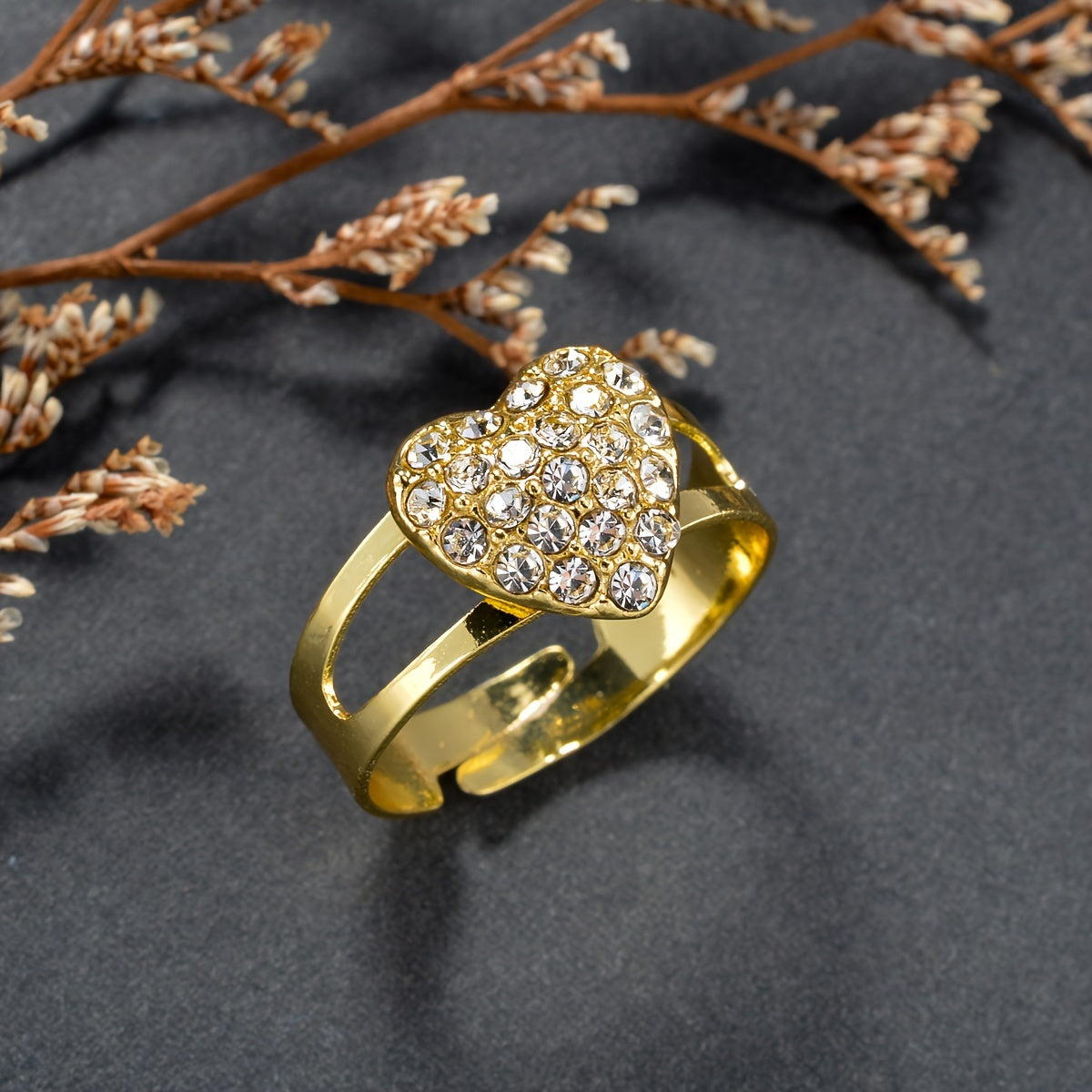 Zarif zargarlik to'plami, ichida porloq zirkoniya marjon, bilaguzuk, sirg'a va uzuk bor, kundalik kiyish yoki bayram ziyofatlari uchun mukammal. Ushbu yoqimli va nafis to'plam hayotingizdagi har qanday ayol uchun ajoyib sovg'a bo'ladi.