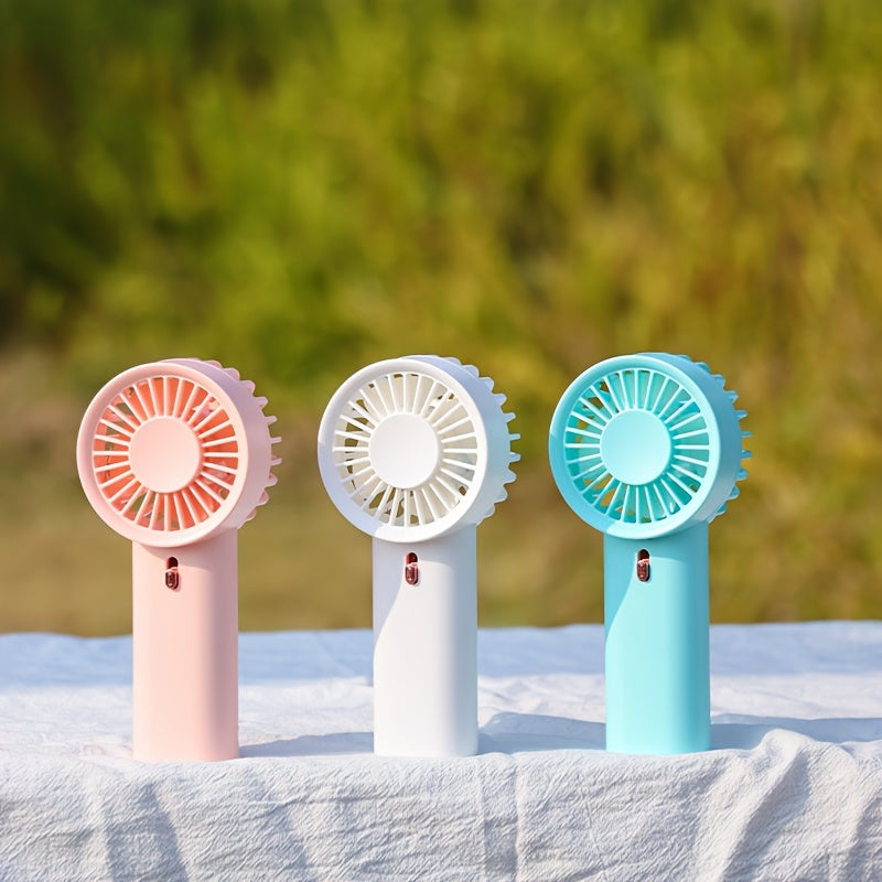 Bir shamol tezligi bilan mini ventilyator qoʻlda yoki stol ustida ishlatilishi mumkin, yoz va turli faoliyatlar uchun mos. Batareyalar kiritilmagan. Har qanday yosh va holatlar uchun mos.