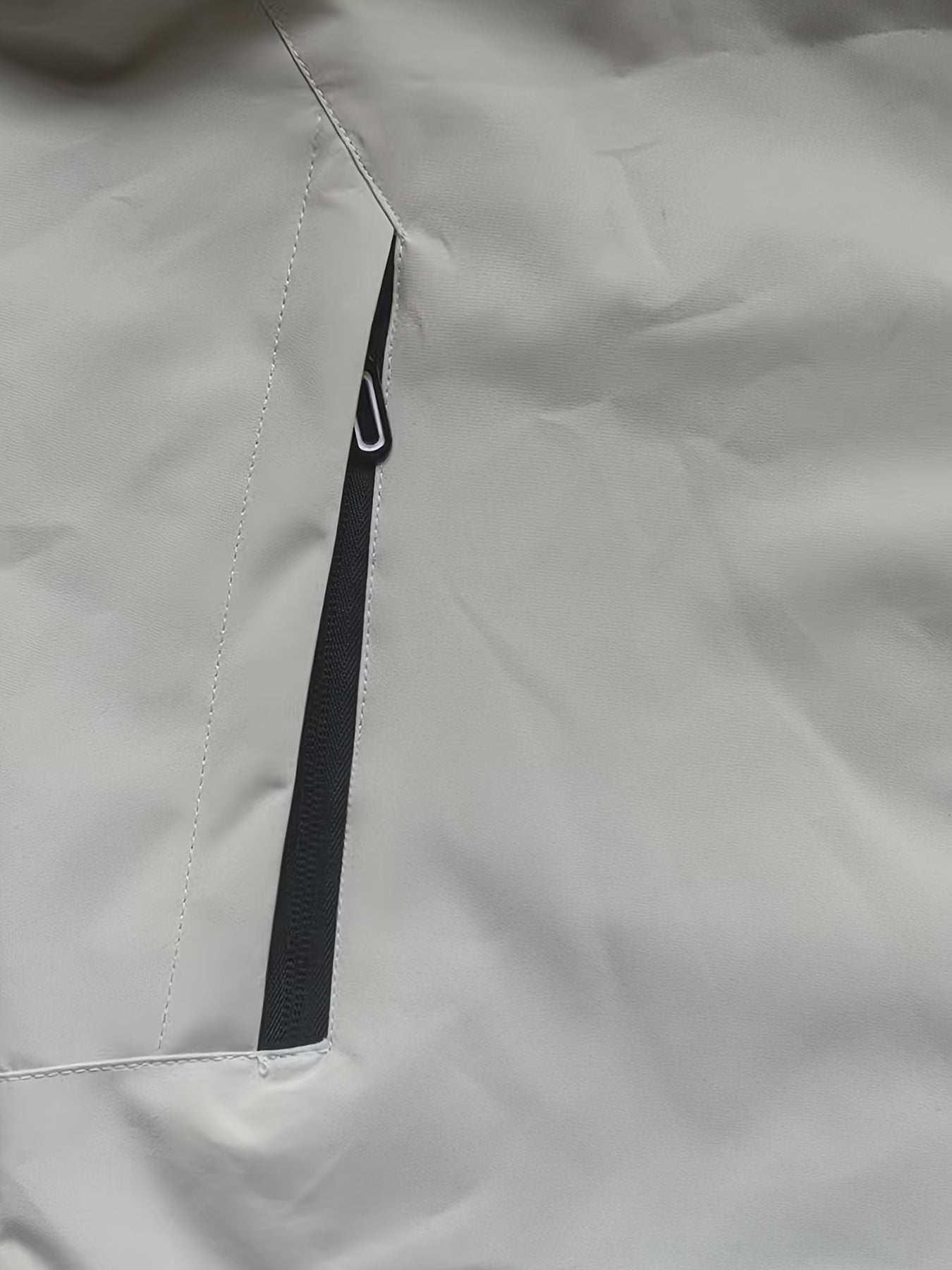 Erkaklar uchun ko'k rangli kapüşonli kurtka, zipli cho'ntaklar bilan, engil polyesterdan tayyorlangan, bahor va kuz uchun mashinada yuvilishi mumkin.