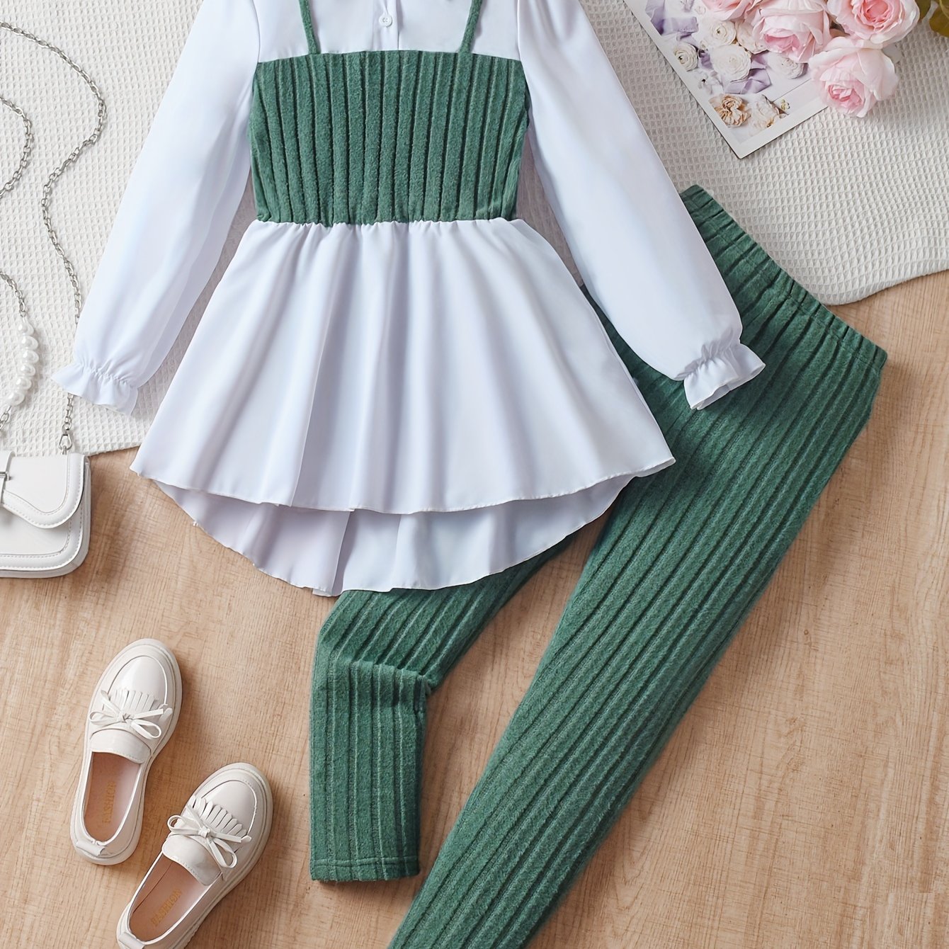 Qizlar uchun 2-qismli zamonaviy kiyim: Uzun yengli bir rangli bluzka va kesish dizayni, tor shimlar bilan birga. Bahor va kuzda ochiq havoda faoliyatlar uchun mukammal.