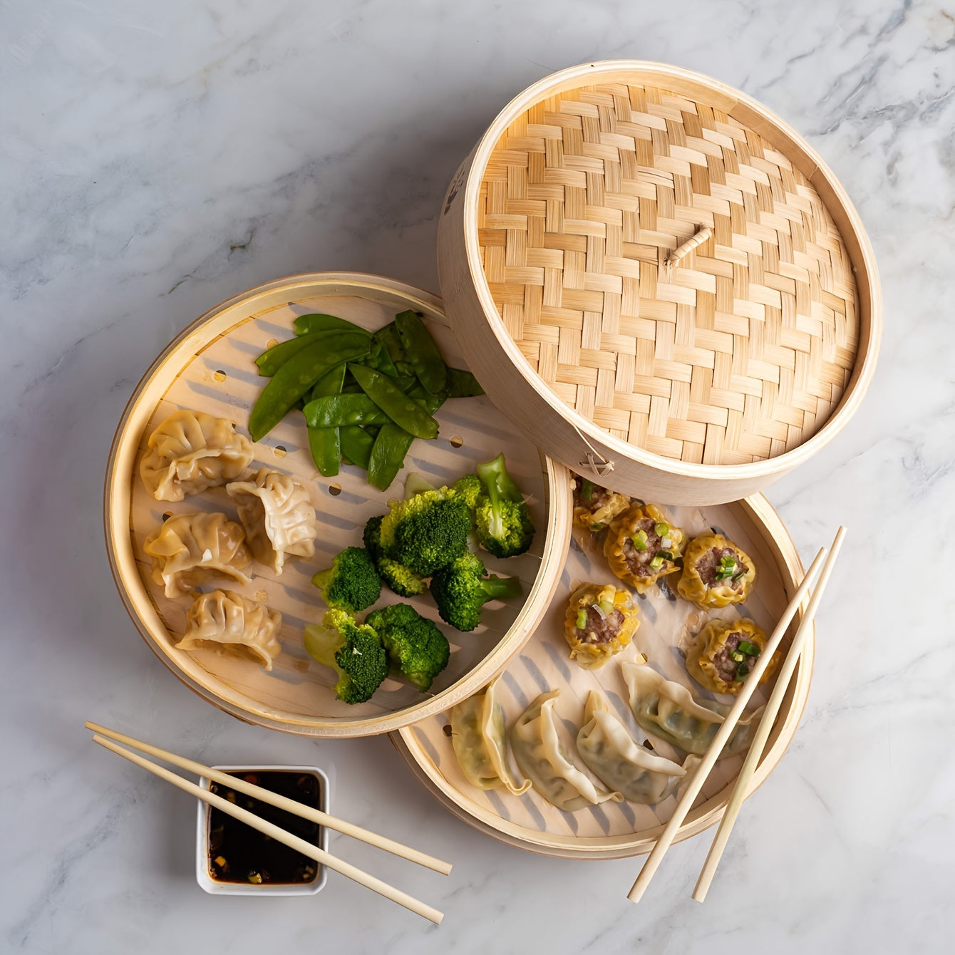 Premium ko'p qavatli bug'latgich to'plami qopqoq bilan, 3 dona - Dumplinglar, nonlar, sabzavotlar, dengiz mahsulotlari va shirinliklarni bug'latish uchun mukammal. Uyda pishirish va restoranlar uchun ideal, bug'latish qog'ozlarini o'z ichiga oladi.