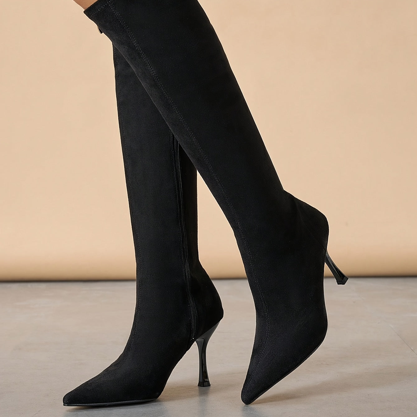 Женские черные бархатные ботфорты на шпильке с заостренным носком и молнией