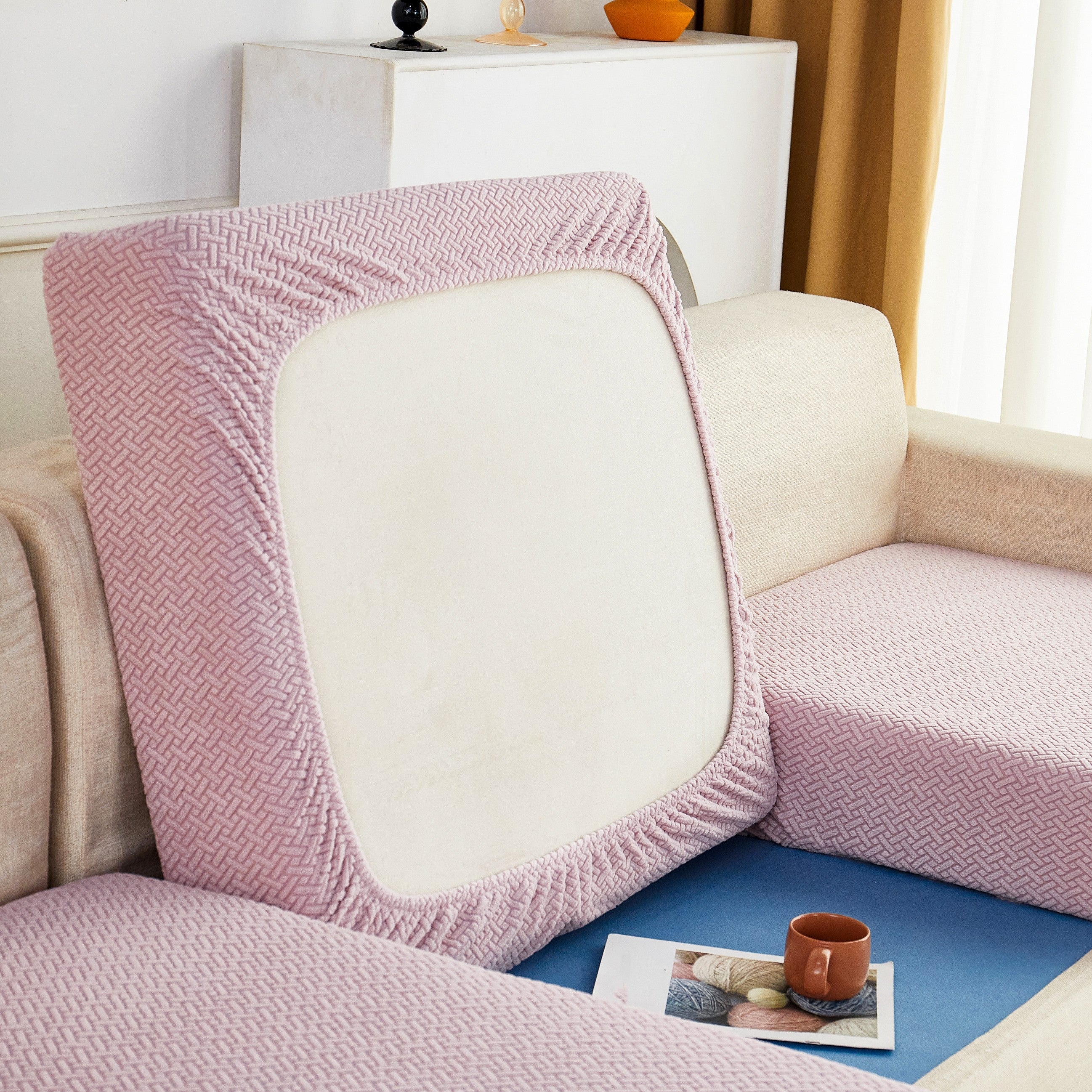 Современный серый чехол для подушки дивана с эластичной посадкой и мягкой текстурированной тканью. Машинная стирка для повышения комфорта в гостиной.