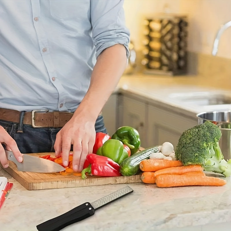 Kichik, egiluvchan, ikki qirrali tosh bilan oson pichoqni kesish uchun mo'ljallangan. Tashqi va sayohat uchun ideal.