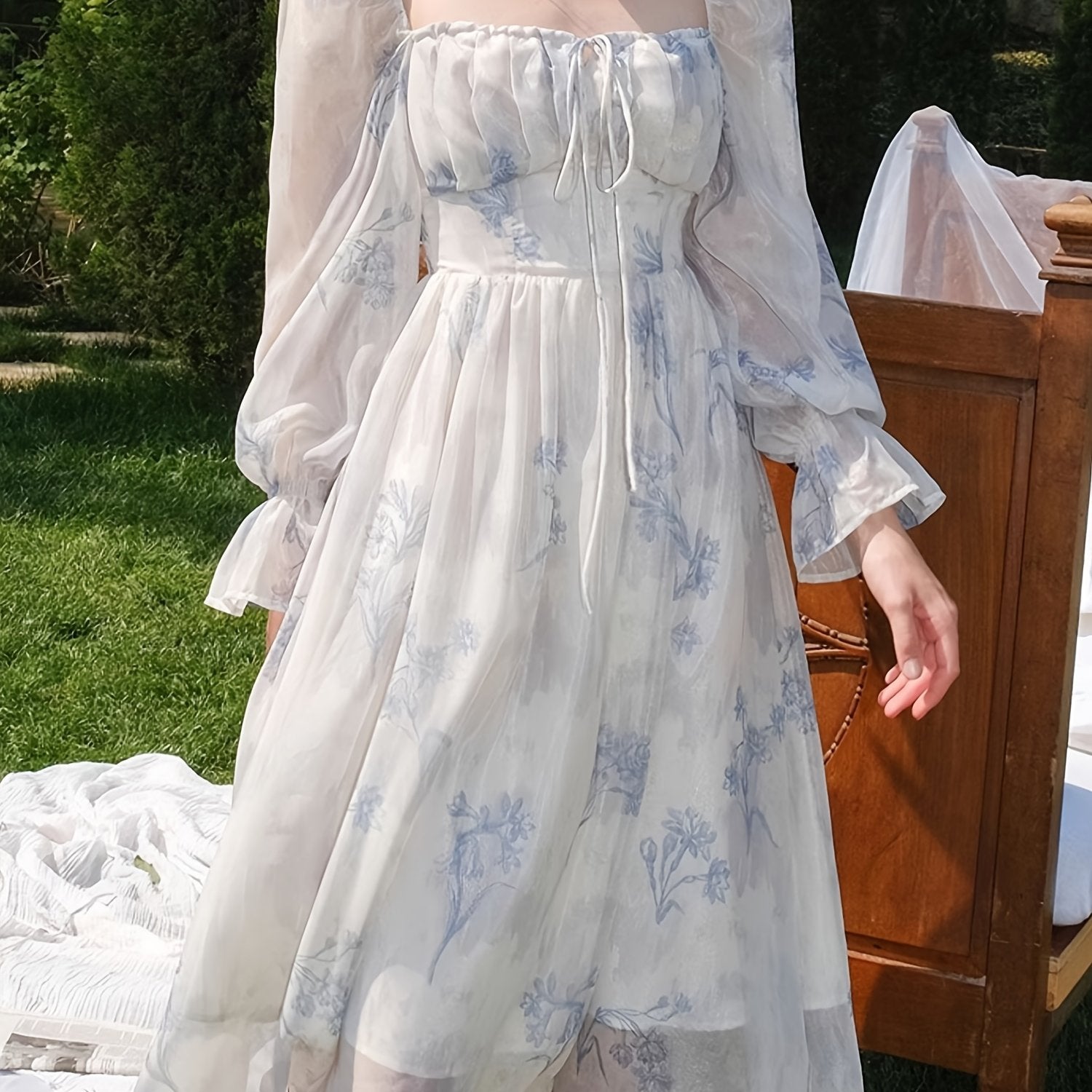 Gul naqshli chiffon materialidan tayyorlangan, qo'ltiq qismi keng midi ko'ylak - barcha fasllar uchun mukammal.