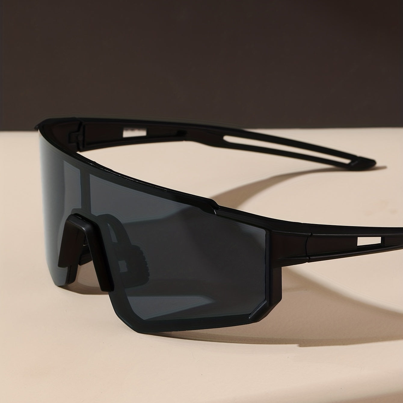 Erkaklar uchun moda ko'zoynaklar qoplangan linzalar bilan, erkaklar uchun zamonaviy ko'zoynaklar