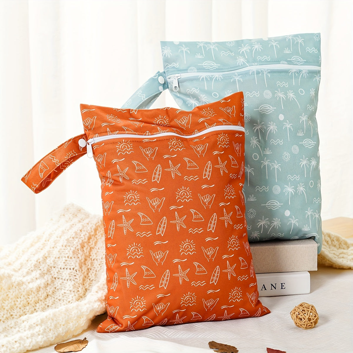 Два водонепроницаемых мешка для влажных вещей, которые можно стирать и использовать в качестве сумок для подгузников. Это многофункциональные мешки для хранения подгузников, которые также могут использоваться как мешки для влажных/сухих вещей.