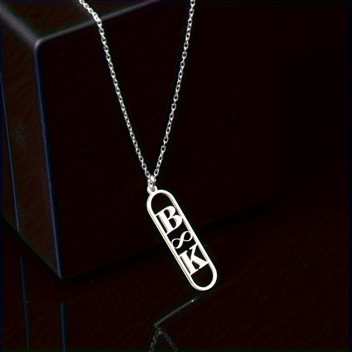 Chiroyli zanglamas po'latdan yasalgan cheksiz marjon, maxsus bosh harflar bilan o'yilgan - zamonaviy ism plitkasi, ayollar uchun ideal sovg'a, 18K oltin qoplama, har qanday holat uchun mos, har kuni va maxsus tadbirlar uchun.