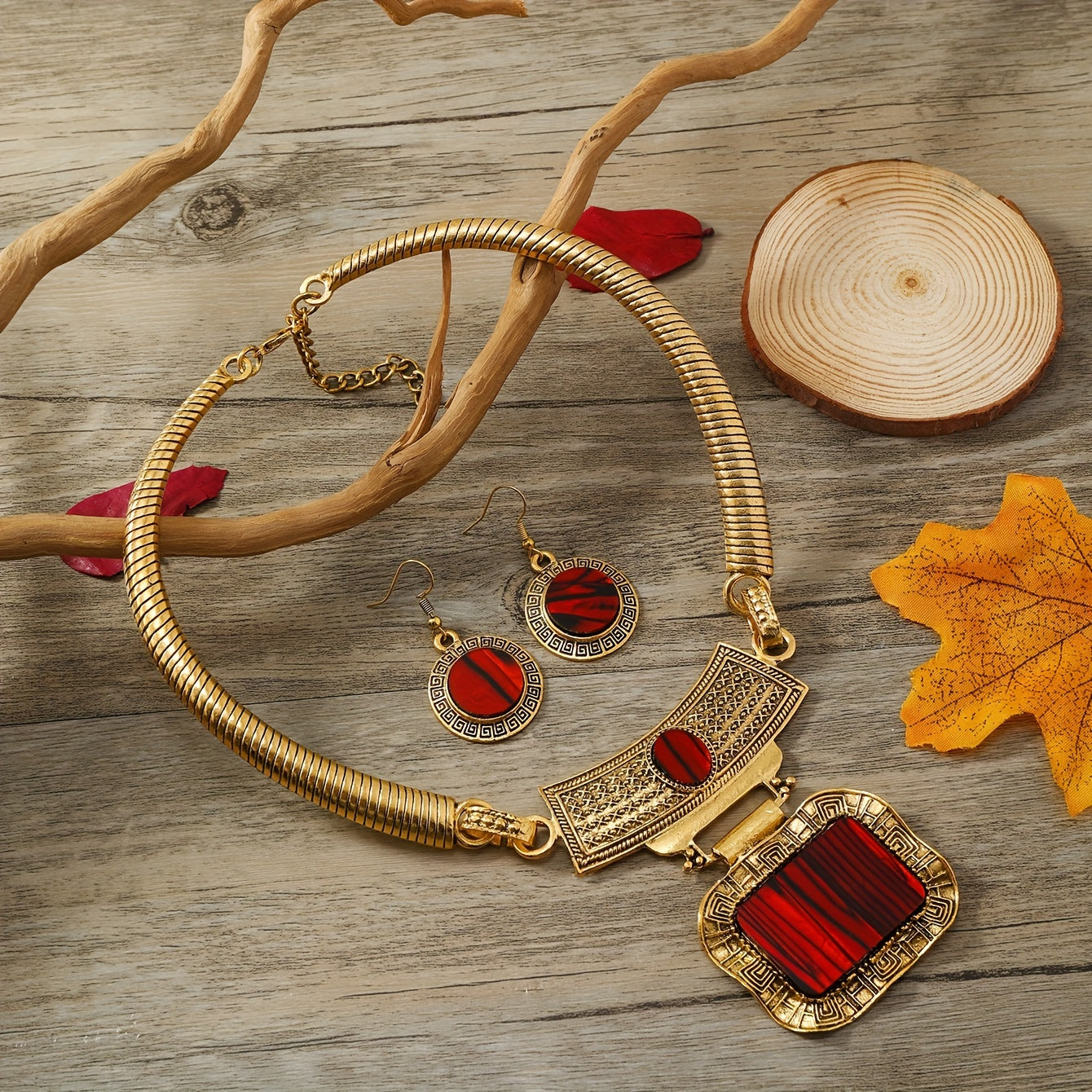 Sud Vintage Aksessuarlar To'plami, O'yilgan Uzoq Tasmali Marjon va Quloq Gullarini O'z ichiga oladi