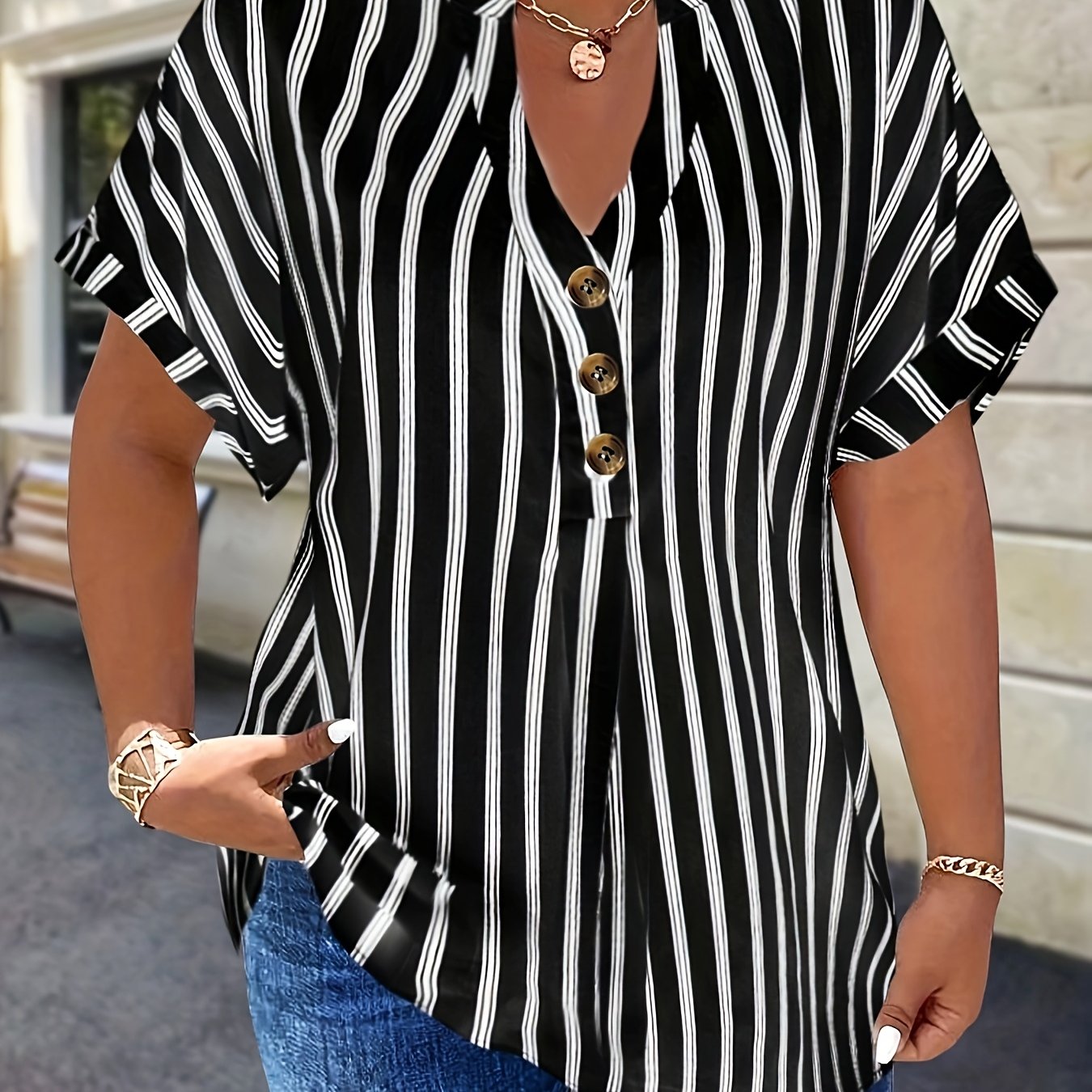 Plus o'lchamdagi ayollar bluzkasi chiziqli raglan ko'kraklar bukilgan yelka o'rashli bo'yinbog'li bezakli tugmachalar