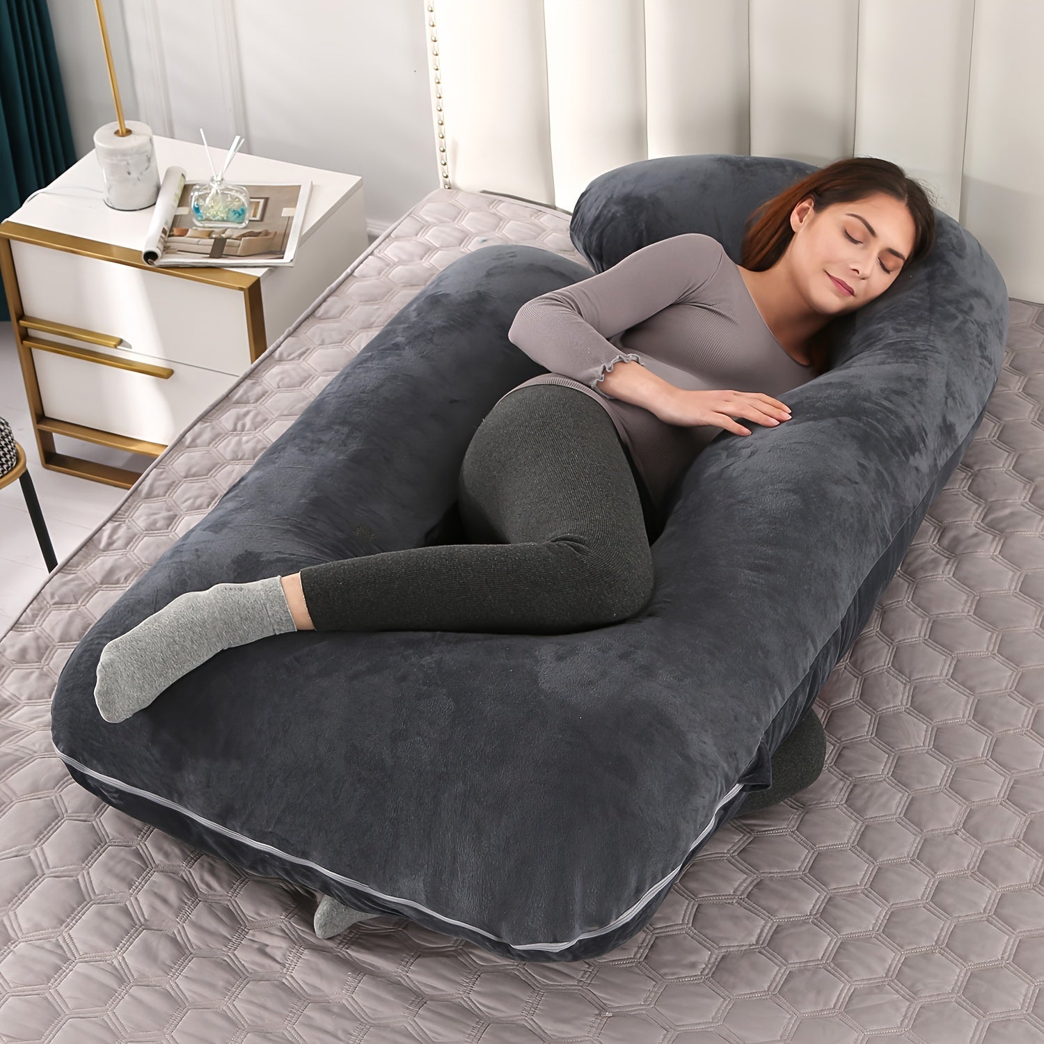 Homiladorlik yostiqi, yonma-yon yotish uchun G-shaklidagi belni qo'llab-quvvatlovchi yostiq, ajratiladigan kristal velur qopqoq bilan, kutayotgan onalar uchun ideal