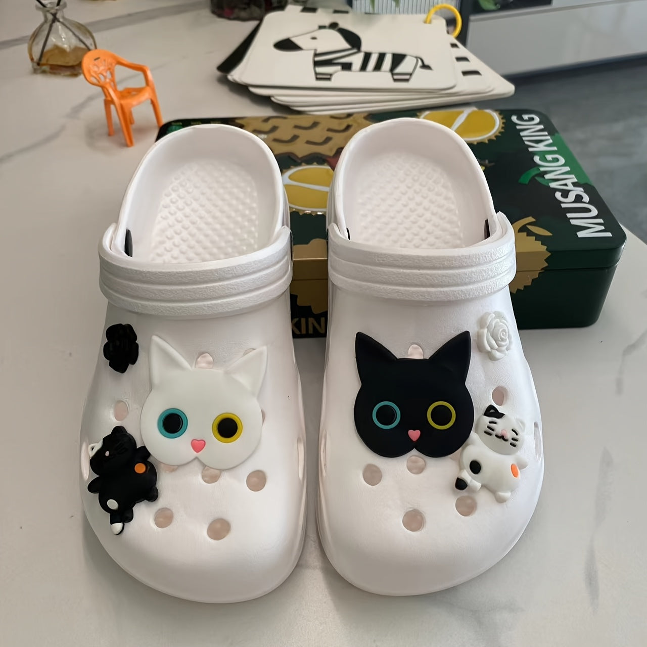 Женские пляжные туфли с милыми кошачьими украшениями, изготовленные из EVA-материала с нескользящей подошвой. Идеально подходят для пляжа, сада и домашней носки. Отличная идея для подарка на праздник. (Аксессуары не включены)