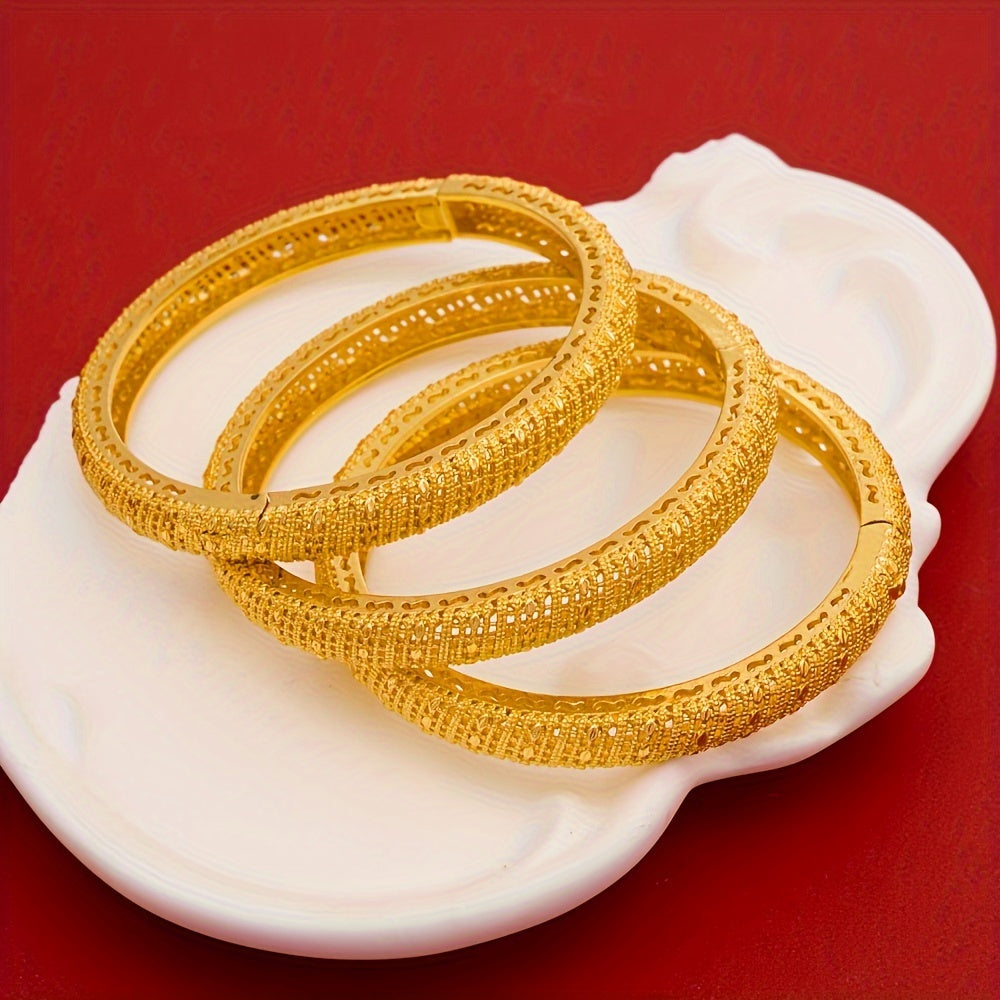 Uchta zamonaviy mis bilaguzuklar to'plami, murakkab bo'sh qabil dizayni bilan, ayollar modasi uchun mos keladigan, har kuni kiyish va Mardi Gras kabi bayram tadbirlari uchun mos keladigan, barcha fasllar uchun ko'p maqsadli aksessuar.