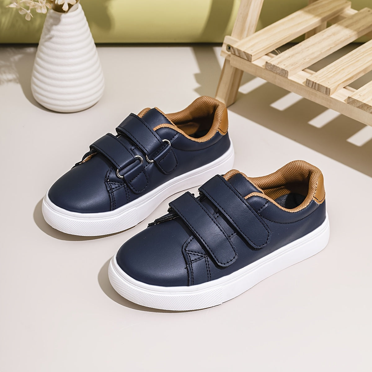Детские повседневные кроссовки низкого хода однотонные с застежкой на крючок и петлю для школы и активного отдыха