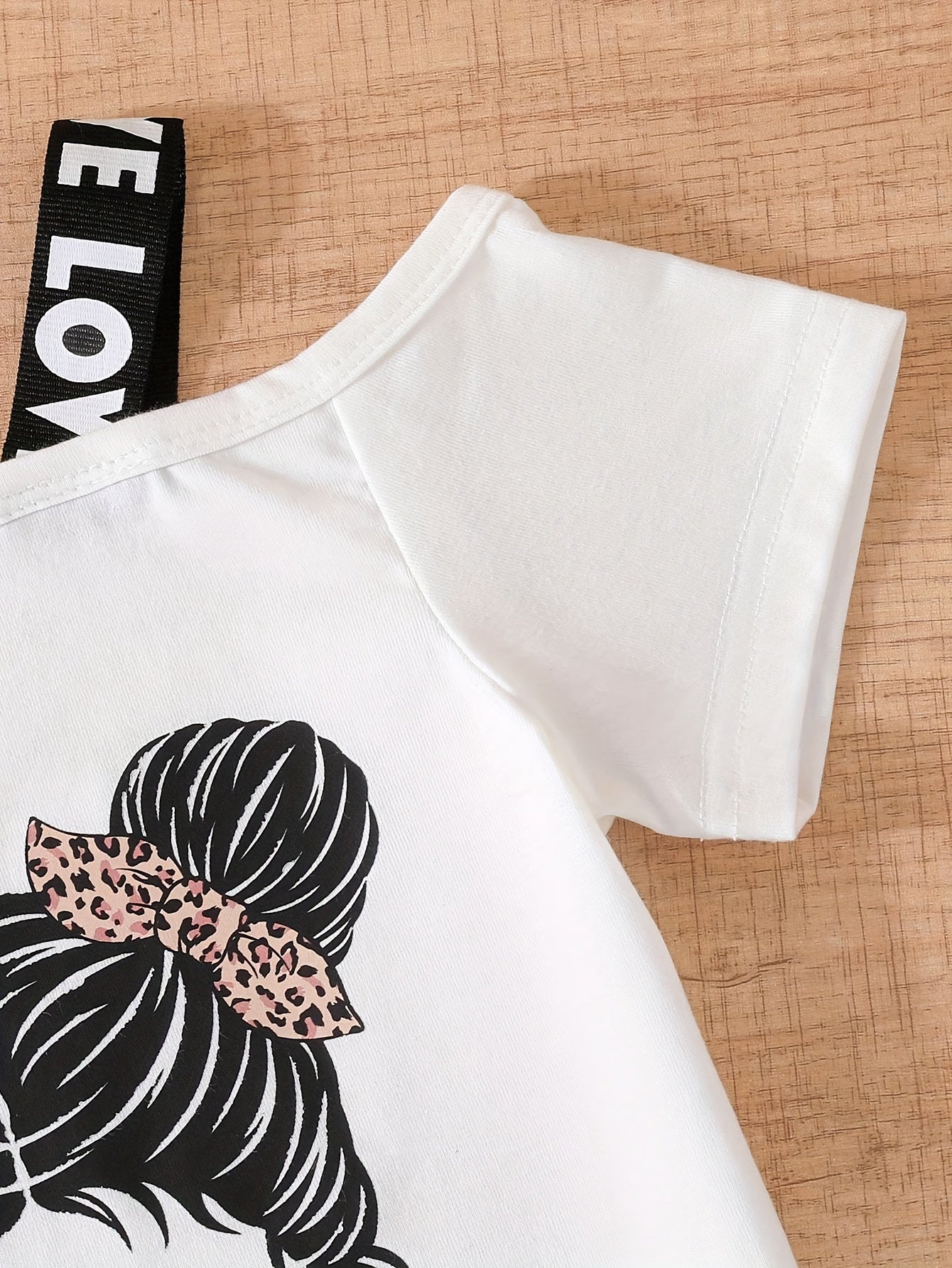 Quyosh ko'zligi qiz patchwork to'r yubka, leopard naqshli tafsilotlar bilan