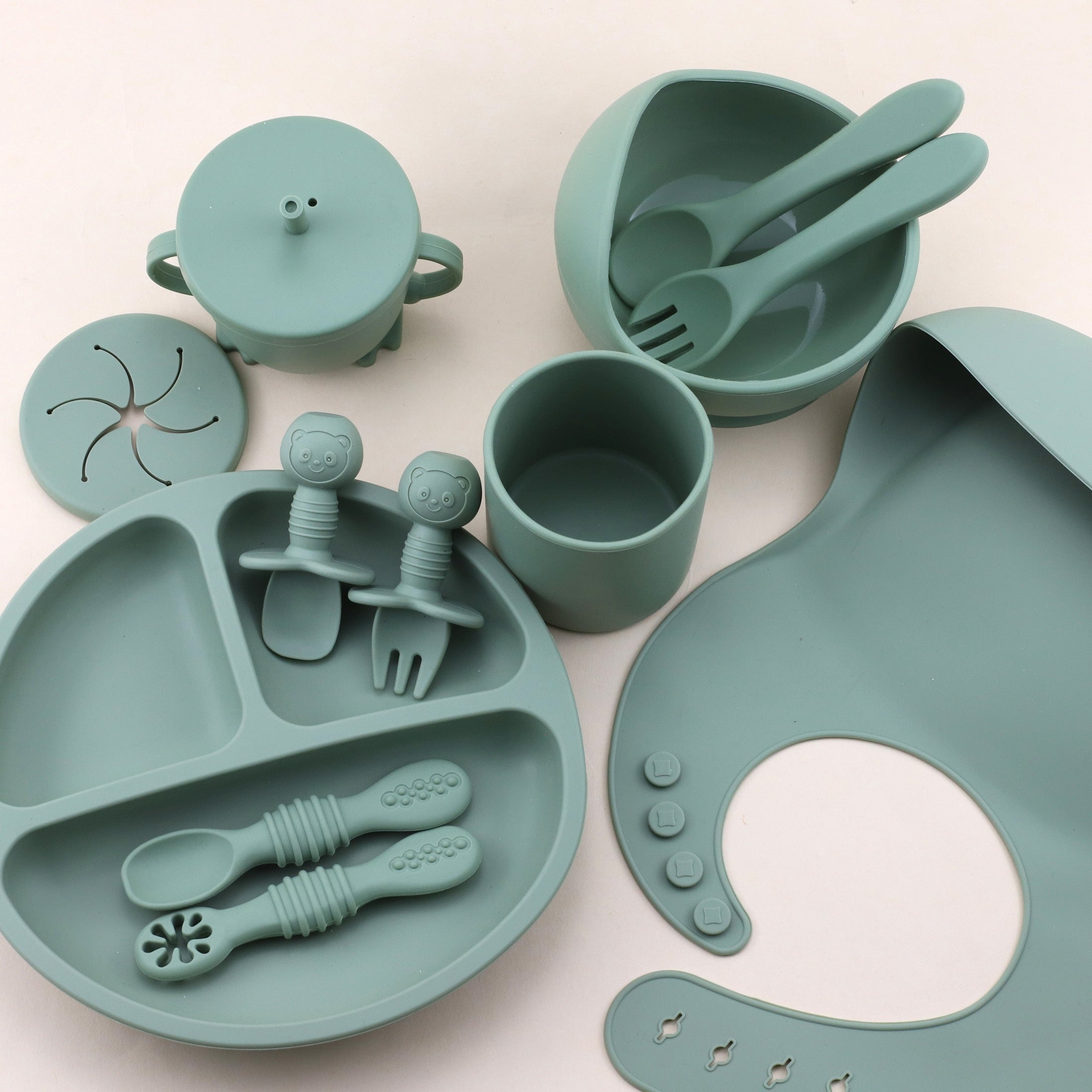 Набор для кормления детей из 12 силиконовых предметов с присоской, разделочной тарелкой, ложкой, вилкой, поильником и нагрудником для самостоятельного кормления