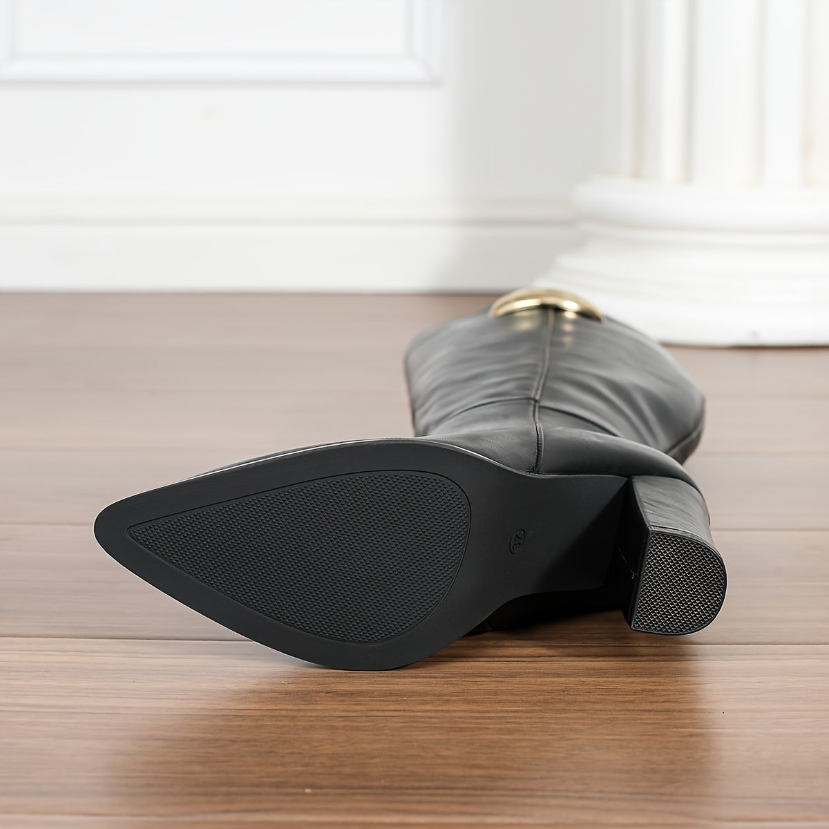 Ayollar uchun faux charm yuqori bo'yinli botinkalar, blokli tovon va zippersiz