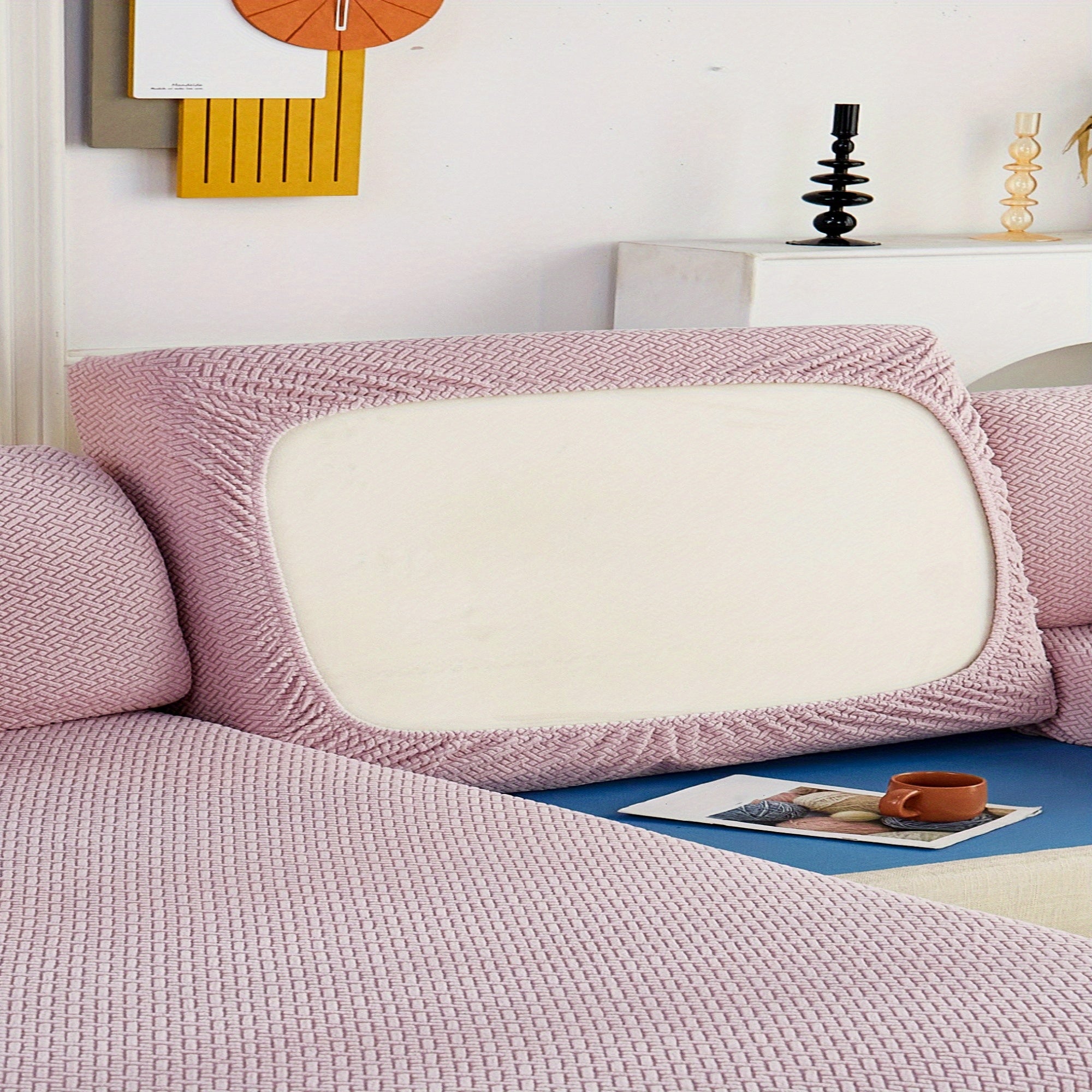 Современный серый чехол для подушки дивана с эластичной посадкой и мягкой текстурированной тканью. Машинная стирка для повышения комфорта в гостиной.