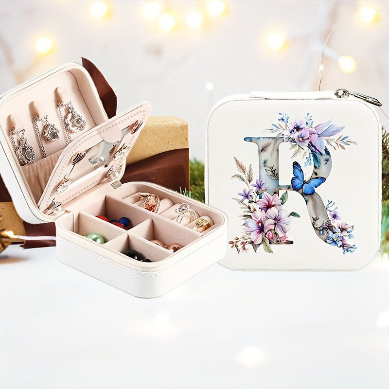 Yolgʻon charm bilan shaxsiylashtirilgan alfavitli flip-top bilan qoplangan, soʻzma-soʻz qoplangan va taqinchoqlarni saqlash uchun quti